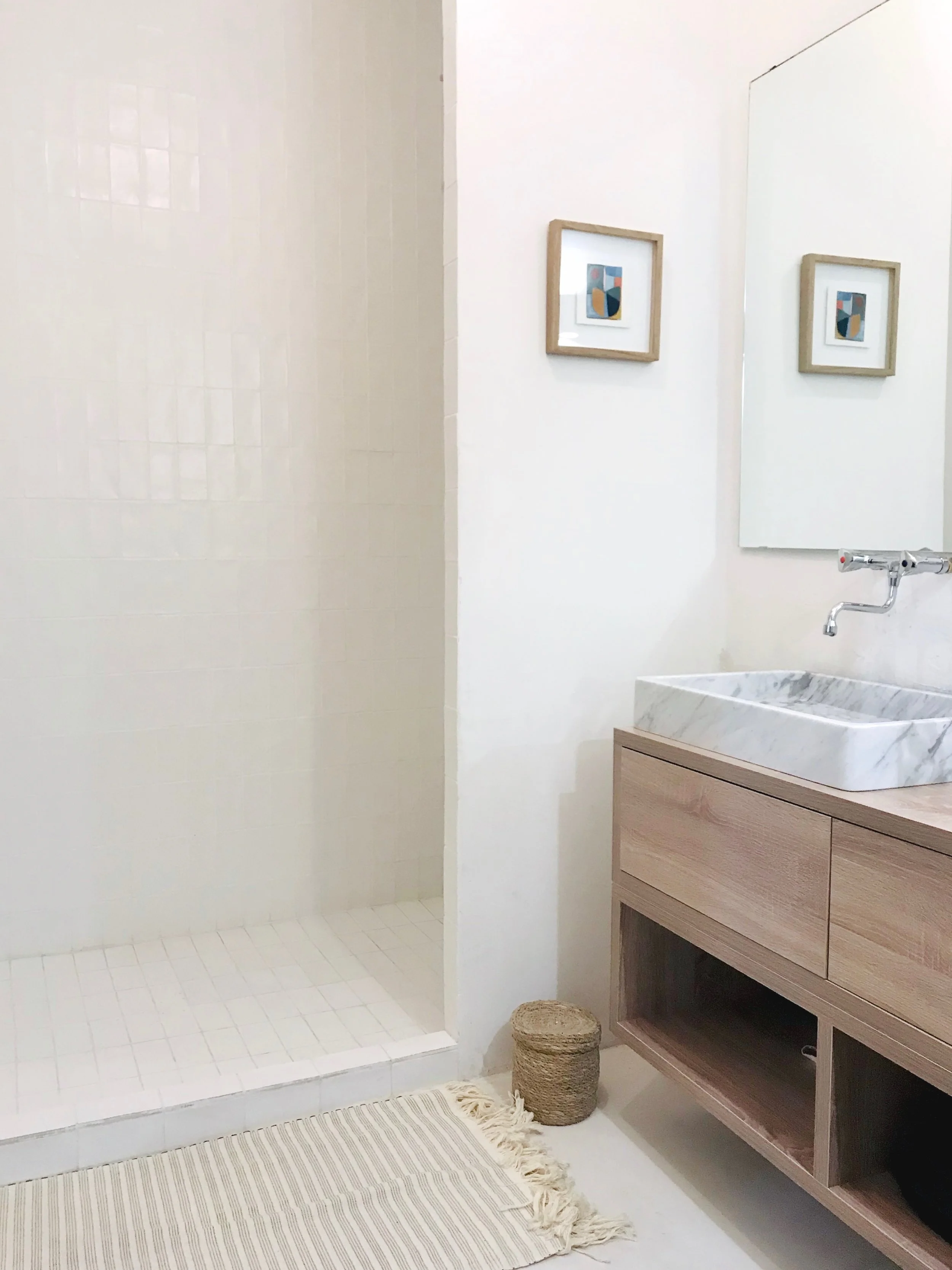 Zelliges Porcelanosa, vasque en marbre et oeuvre de Caroline Denervaud