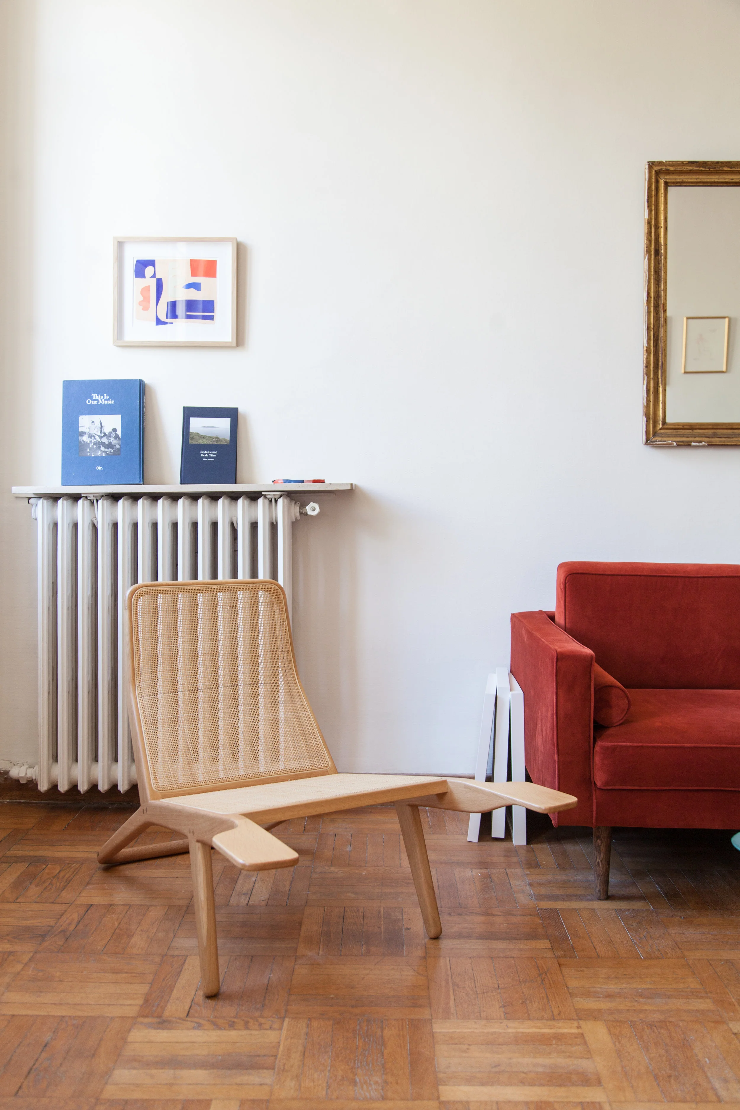 Banquette Broste Copenhagen, fauteuil “Barca” de Marco Sousa Santo, oeuvre de Caroline Denervaud