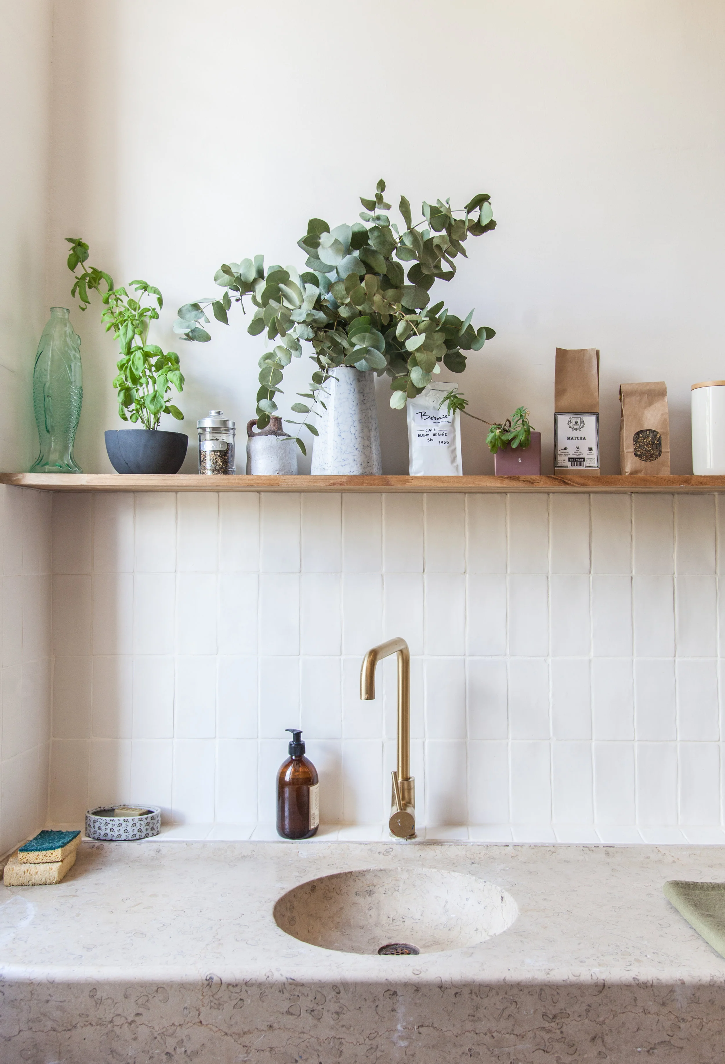 Evier en pierre de Cassis, zelliges Porcelanosa et robinet Grohe