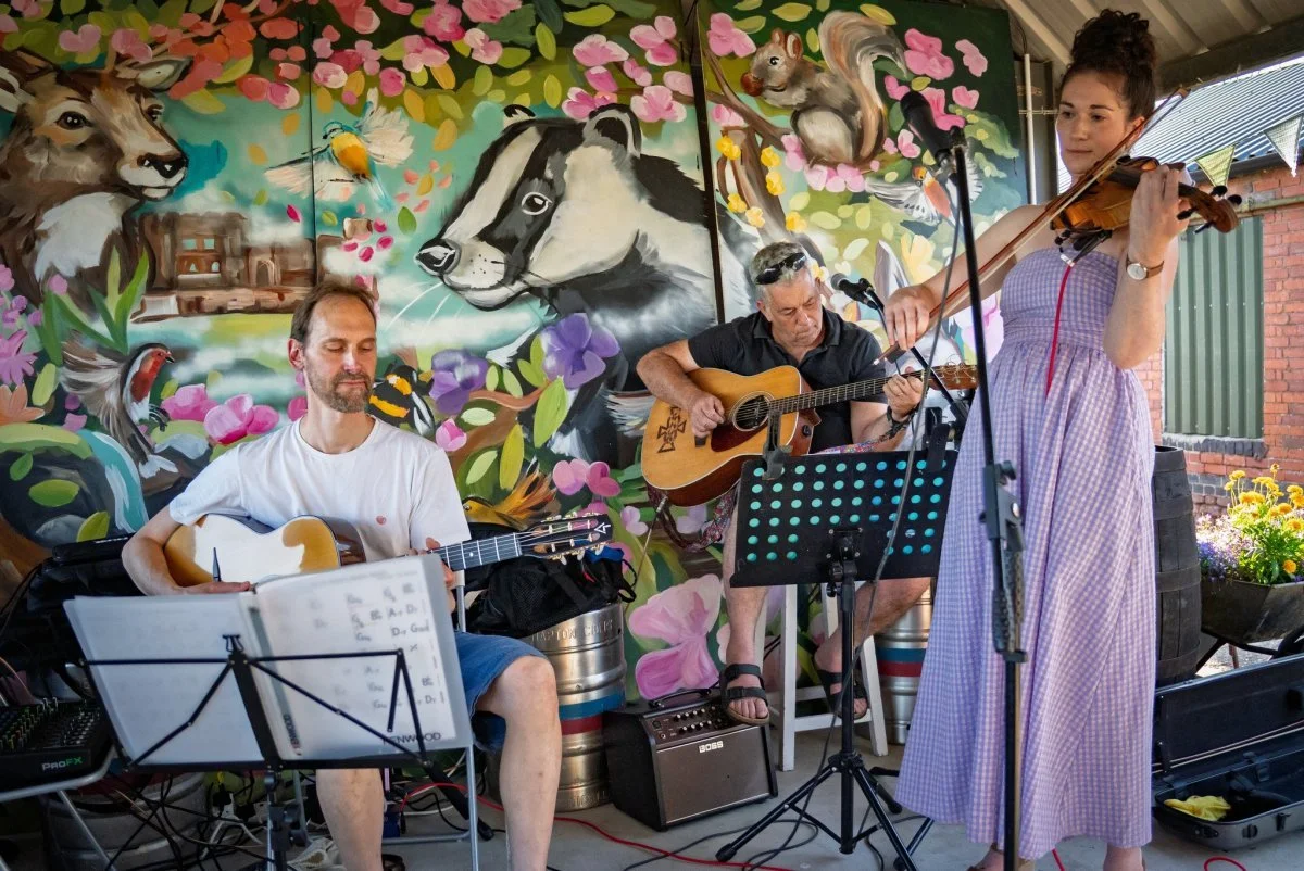 LIVE MUSIC