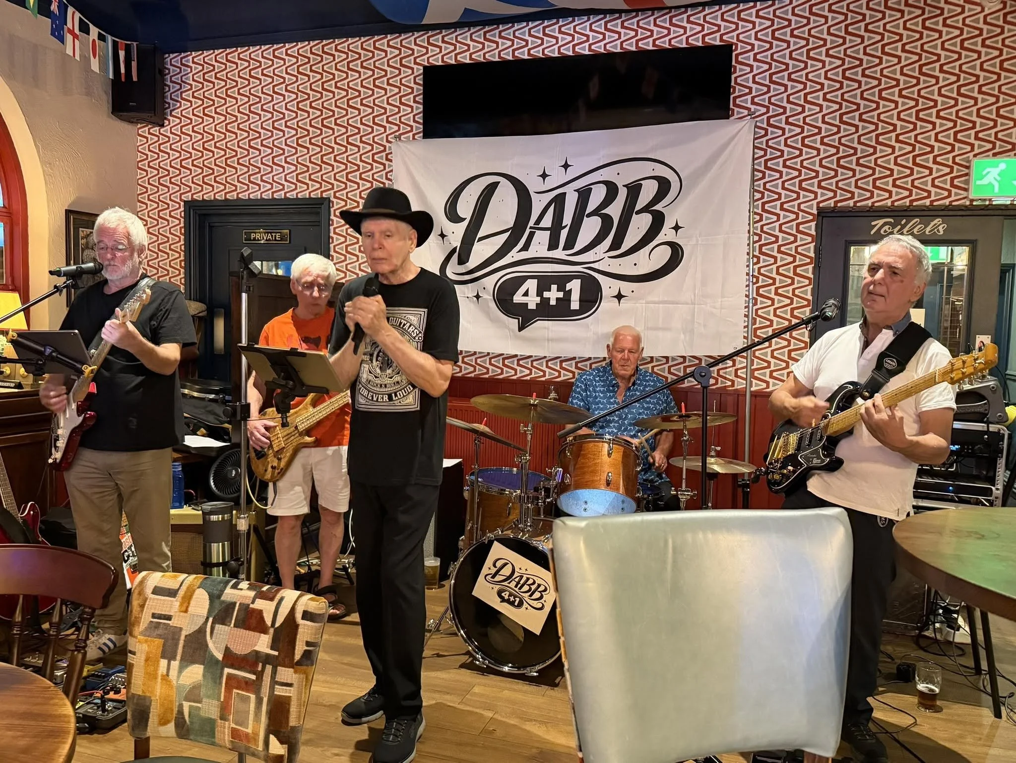 LIVE MUSIC