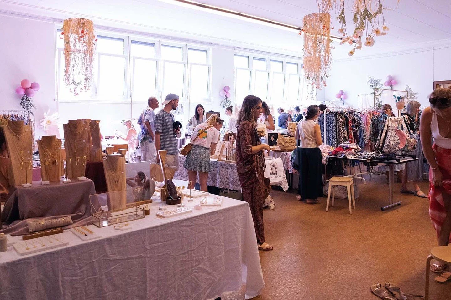 𝚁𝚎𝚝𝚘𝚞𝚛 𝚎𝚗 𝚒𝚖𝚊𝚐𝚎𝚜 ✰ Folk Spirit Market 2025 ✰
📸 @kateschurch
.
.
.
.
.
.
#FolkSpiritMarket #event #lausanne #nextevent#swissboho #bohemechic#bohemestyle #fashion#accessories #jewelry #swisshippie#swissboheme #beauty#decoration #bohodec
