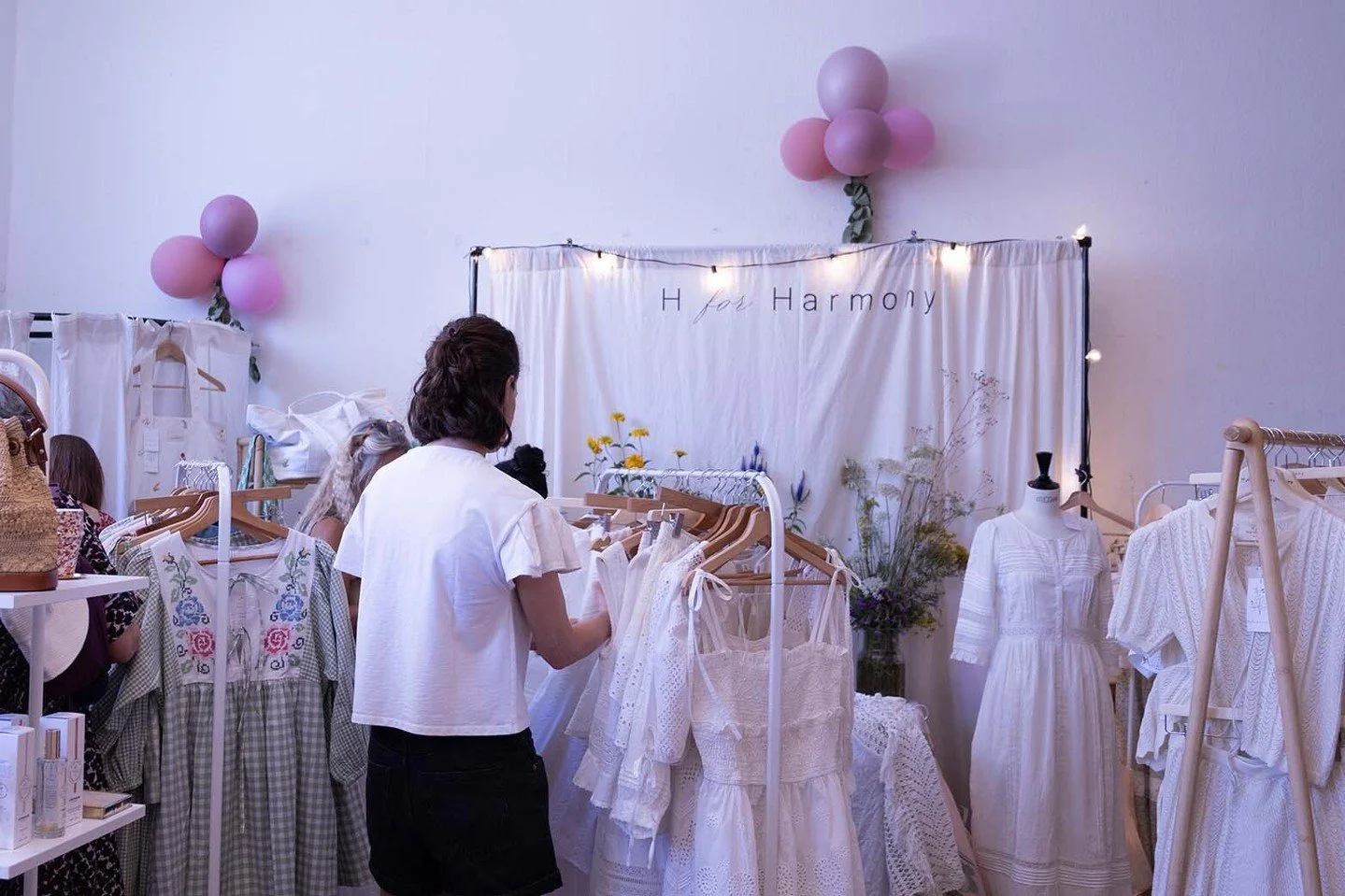 𝚁𝚎𝚝𝚘𝚞𝚛 𝚎𝚗 𝚒𝚖𝚊𝚐𝚎𝚜 ✰ Folk Spirit Market 2025 ✰
@hforharmony
📸 @kateschurch 
.
.
.
.
.
.
#FolkSpiritMarket #event #lausanne #nextevent#swissboho #bohemechic#bohemestyle #fashion#accessories #jewelry #swisshippie#swissboheme #beauty#decora