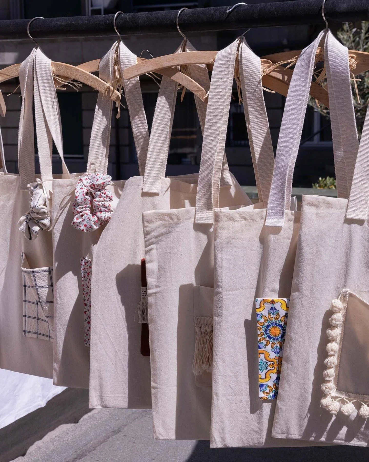 𝚁𝚎𝚝𝚘𝚞𝚛 𝚎𝚗 𝚒𝚖𝚊𝚐𝚎𝚜 ✰ Folk Spirit Market 2025 ✰
@_lamanufacture_
📸 @kateschurch 
.
.
.
.
.
.
#FolkSpiritMarket #event #lausanne #nextevent#swissboho #bohemechic#bohemestyle #fashion#accessories #jewelry #swisshippie#swissboheme #beauty#de