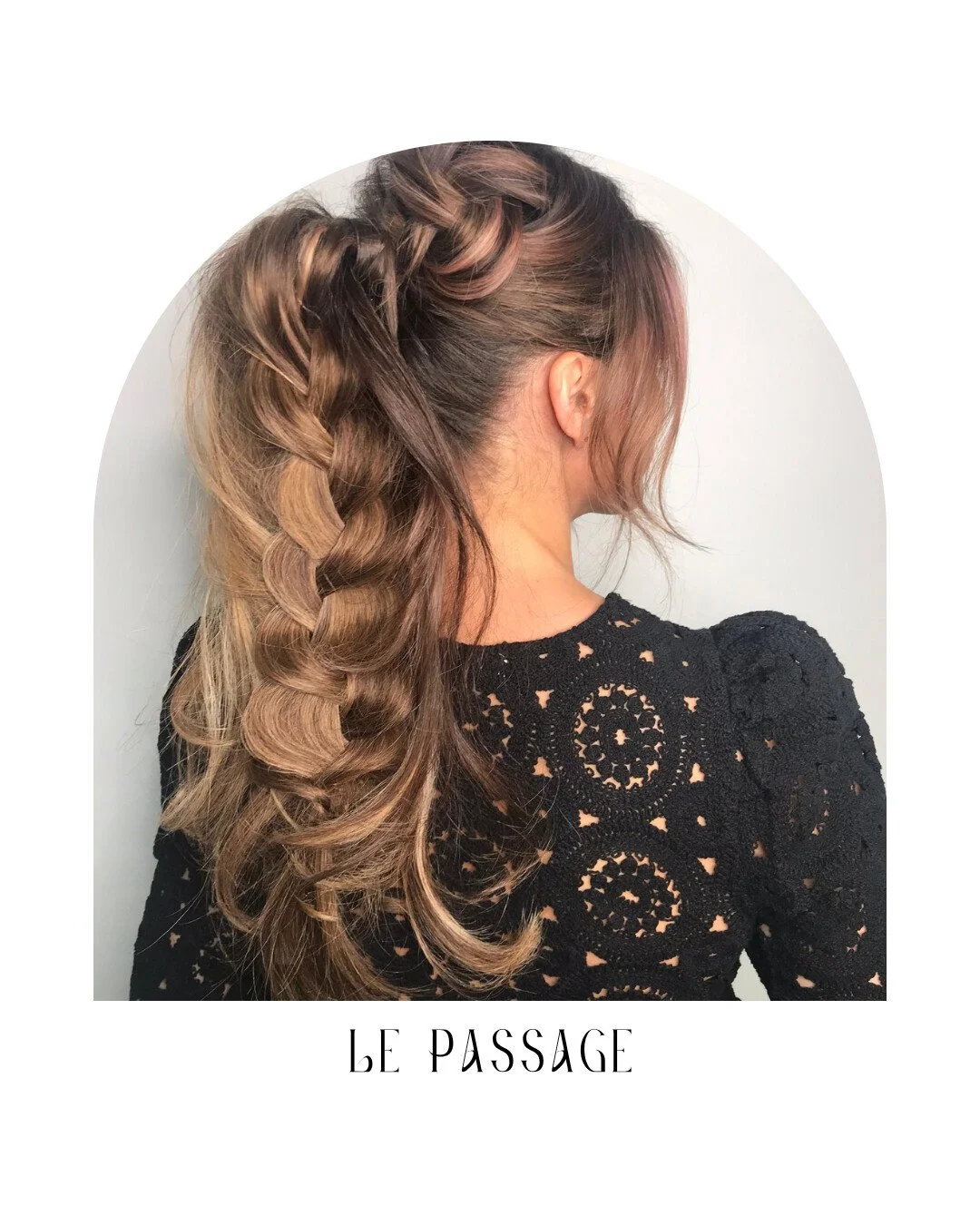 ☽ HAIR BAR�
Une nouveaut&eacute; s&rsquo;invite cette ann&eacute;e au stand de @valeriehairstylist du salon Le Passage &agrave; Lausanne ✨
En plus de ses incontournables coiffures boh&egrave;mes: tresses &eacute;pi, couronnes tress&eacute;es, chignon