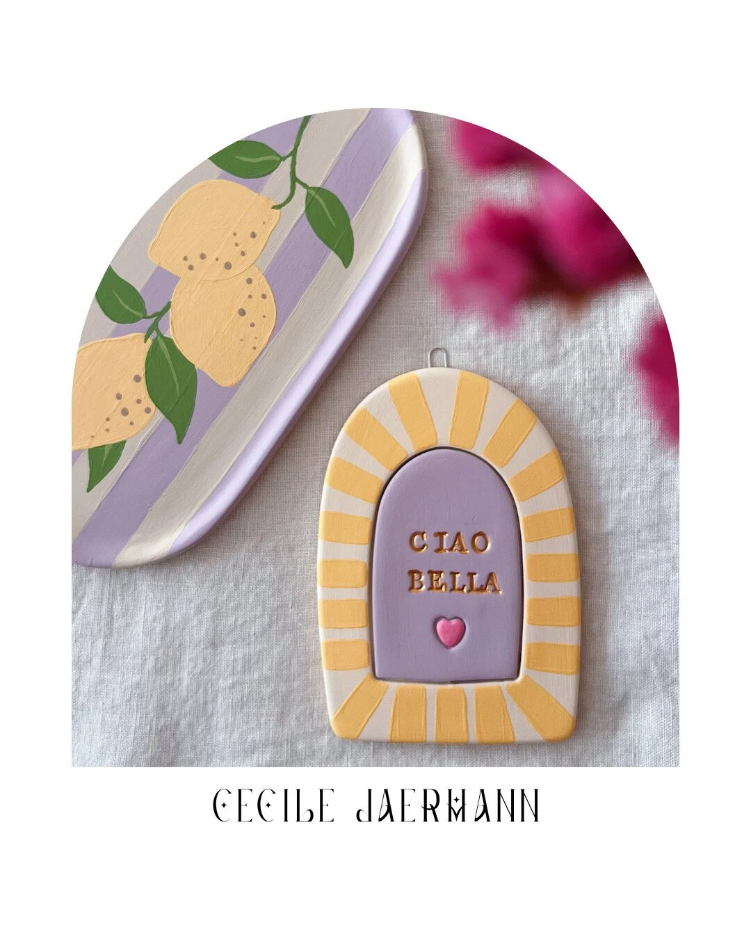 ☽ D&Eacute;CO &amp; ACCESSOIRES
Un air de vacances souffle sur le stand de @cecilejaermann.art ♡
On est ravies de retrouver cette cr&eacute;atrice veveysanne au Folk Spirit Market avec son univers doux, solaire et pour sa nouvelle collection, r&eacut