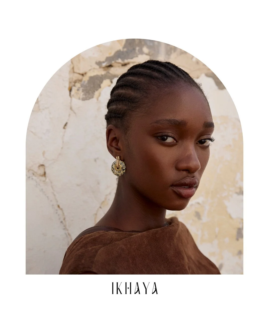 ☽ BIJOUX
Bienvenue &agrave; @ikhayaswitzerland qui rejoint le Folk Spirit Market pour la premi&egrave;re fois ✨
N&eacute;e en Afrique du Sud et r&eacute;imagin&eacute;e en Suisse, IKHAYA est une ode &agrave; l&rsquo;artisanat africain et aux histoire