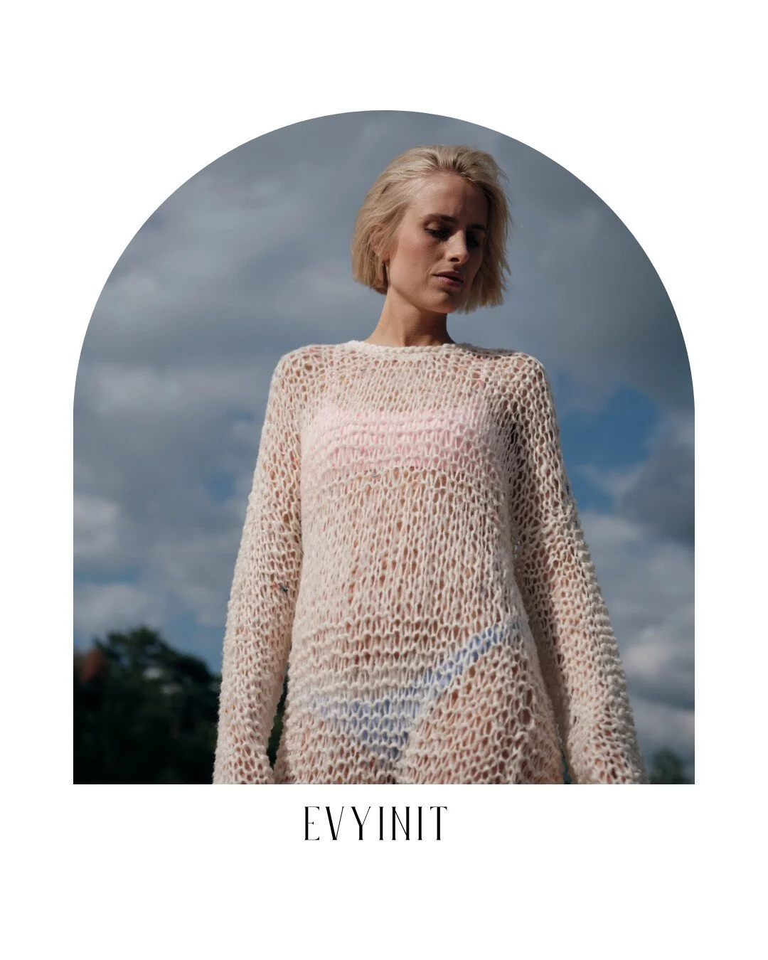 ☽ MAILLE &amp; ACCESSOIRES
Une toute nouvelle marque rejoint la s&eacute;lection du Folk : @evyinit ✨
Fond&eacute;e &agrave; Francfort par la cr&eacute;atrice Ewelina Smarz, evy&iuml;nit est une marque familiale de maille contemporaine, n&eacute;e d&