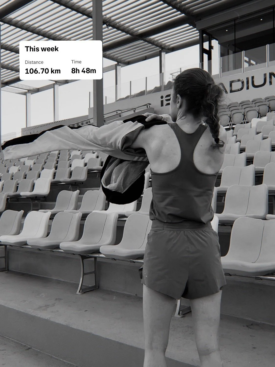 These legs ran 106 km this week - and are now ready for a down week 😌

Key sessions:

&bull; Tuesday: 4x3&rsquo;, 4x2&rsquo;, 4x1&rsquo;, 4x30s from HM to sub 5k effort
&bull; Friday: 10x1km at HM &amp; 10k effort, many laps around the track
&bull; 