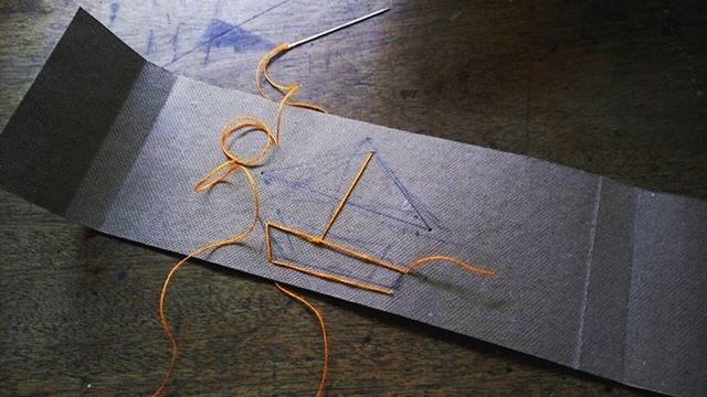 Burning the midnight oil embroidering a sailboat on a book cover for a commission. There's something so human in the pentimenti: or is it just hollow romanticism? 
#handmadebooks #bookstagram #embroidery #bookbinding  #contemporarycrafts #kotbacallej