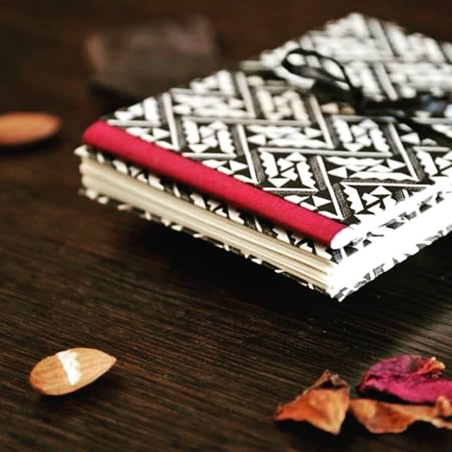 Set of two pocket notebooks with contemporary patterns. 
#contemporarycrafts #bookbinding #notebooks #designerstationery #stationery #kotbacalleja #handmadeineurope #handbound #bookstagram #pattern #winter #madeinmalta