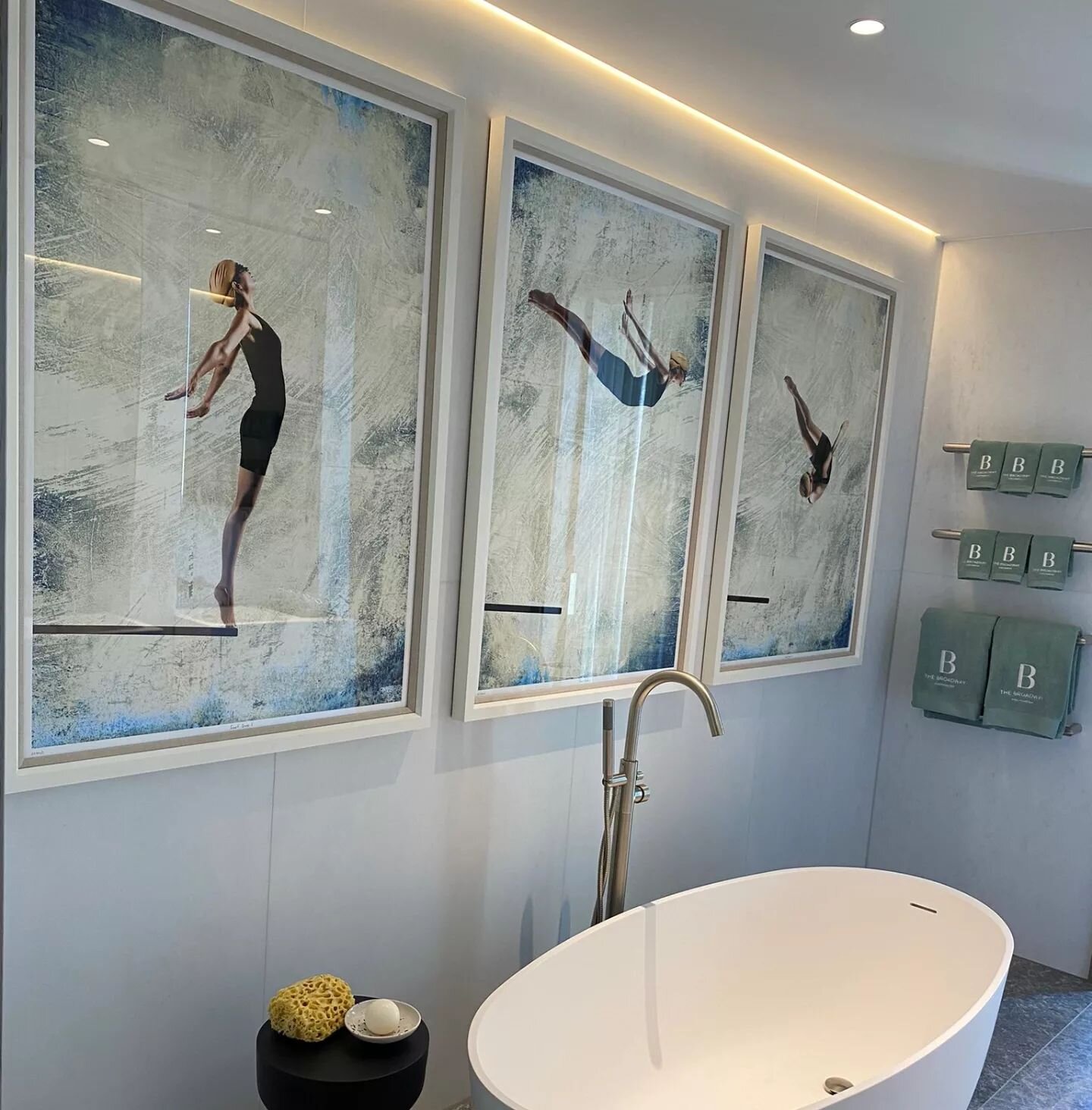 Diver artwork sourced for this master bathroom and cleverly hung on marble walls

#artconsultant #interiordesign #londoninteriors #contemporarydesign #artsourcing #aesthetic #bespoke #photography #artwork #londoninteriordesigner