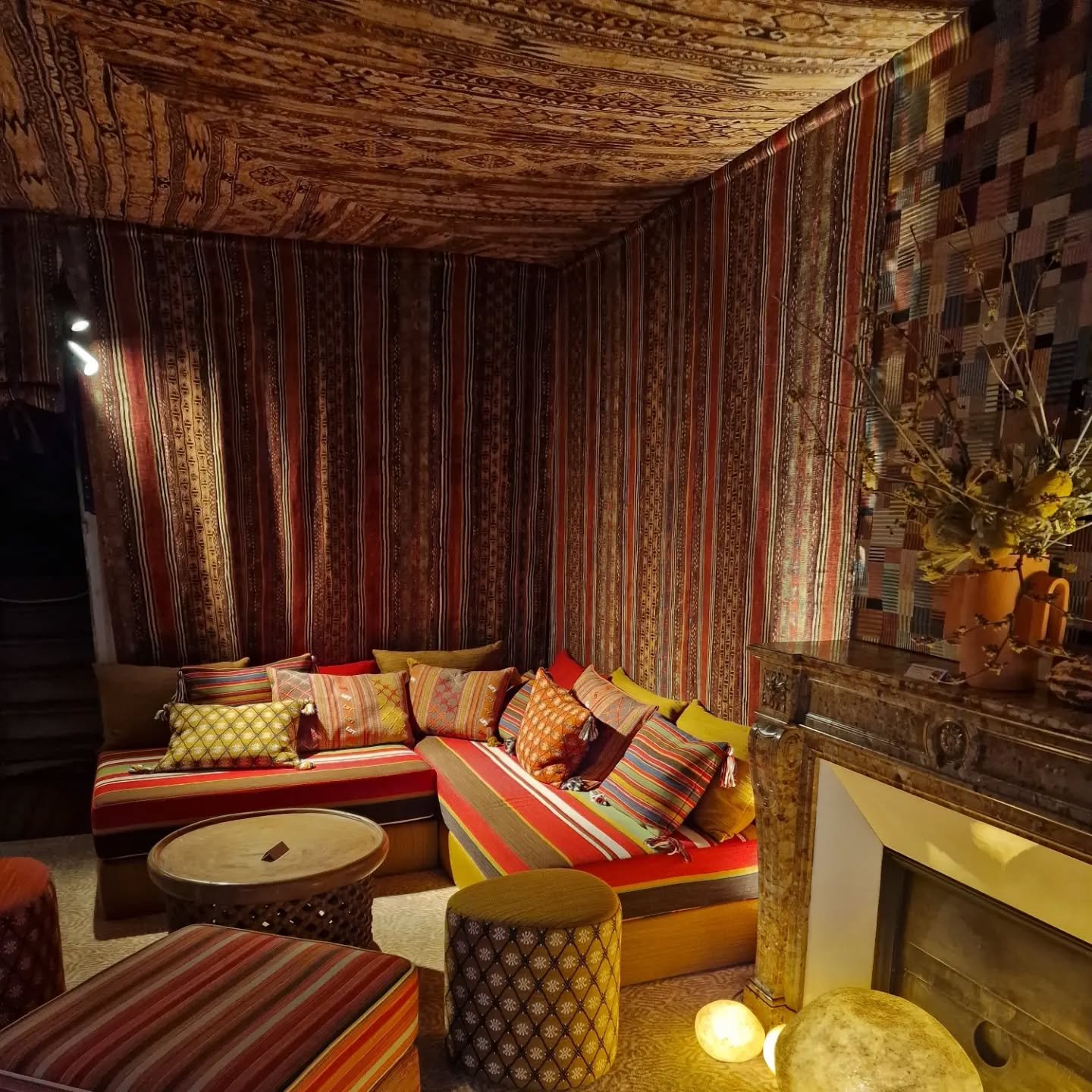 Desert inspired room @lamaisonpierrefrey, so cosy, warm and welcoming. I can't wait to use some of these fabrics in a project.

#interiordesign #residentialdesign #fabric #bespokedesign #textiledesign #frenchstyle #luxuryhomes #paris #2025