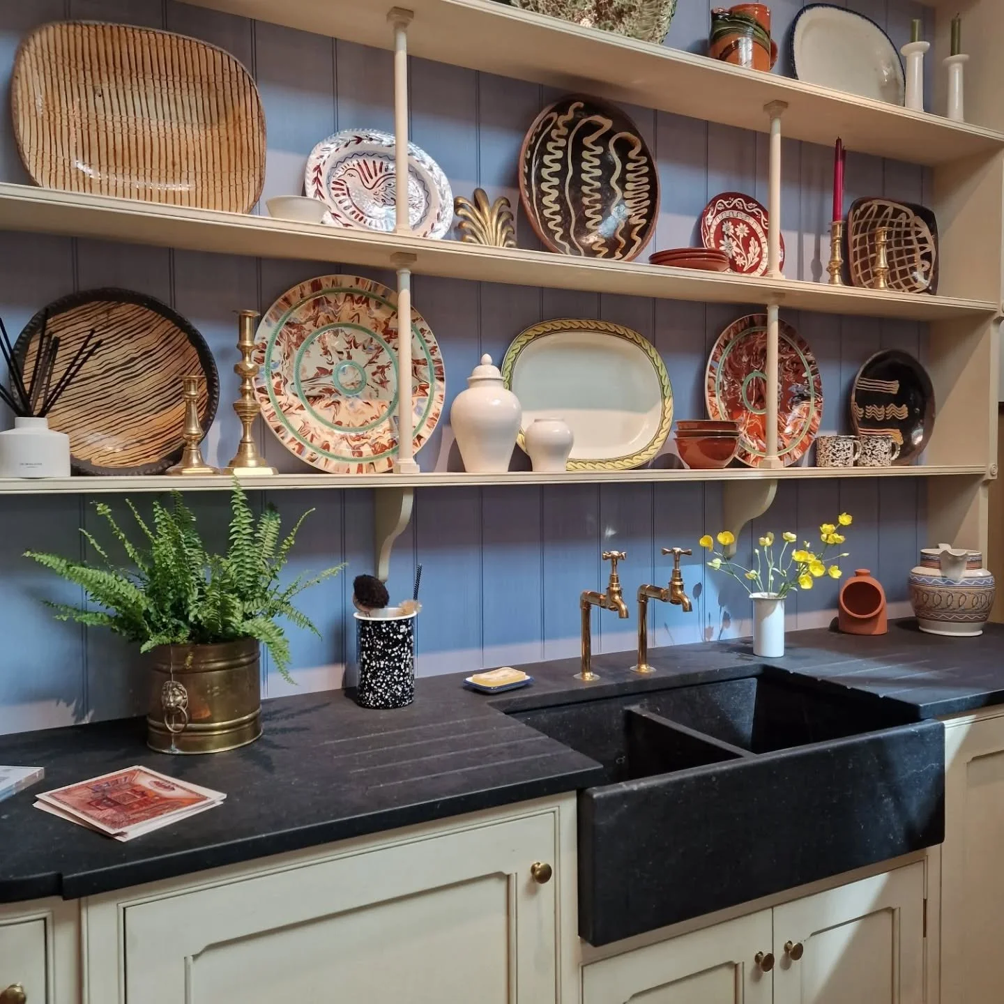 Beautiful joinery details in the modern English Georgian kitchen @wowhouseatdcch by the talented @benpentreathstudio where they have created an unfitted kitchen full of contrasting autumnal colours, hand crafted details and comfortable squashy chairs