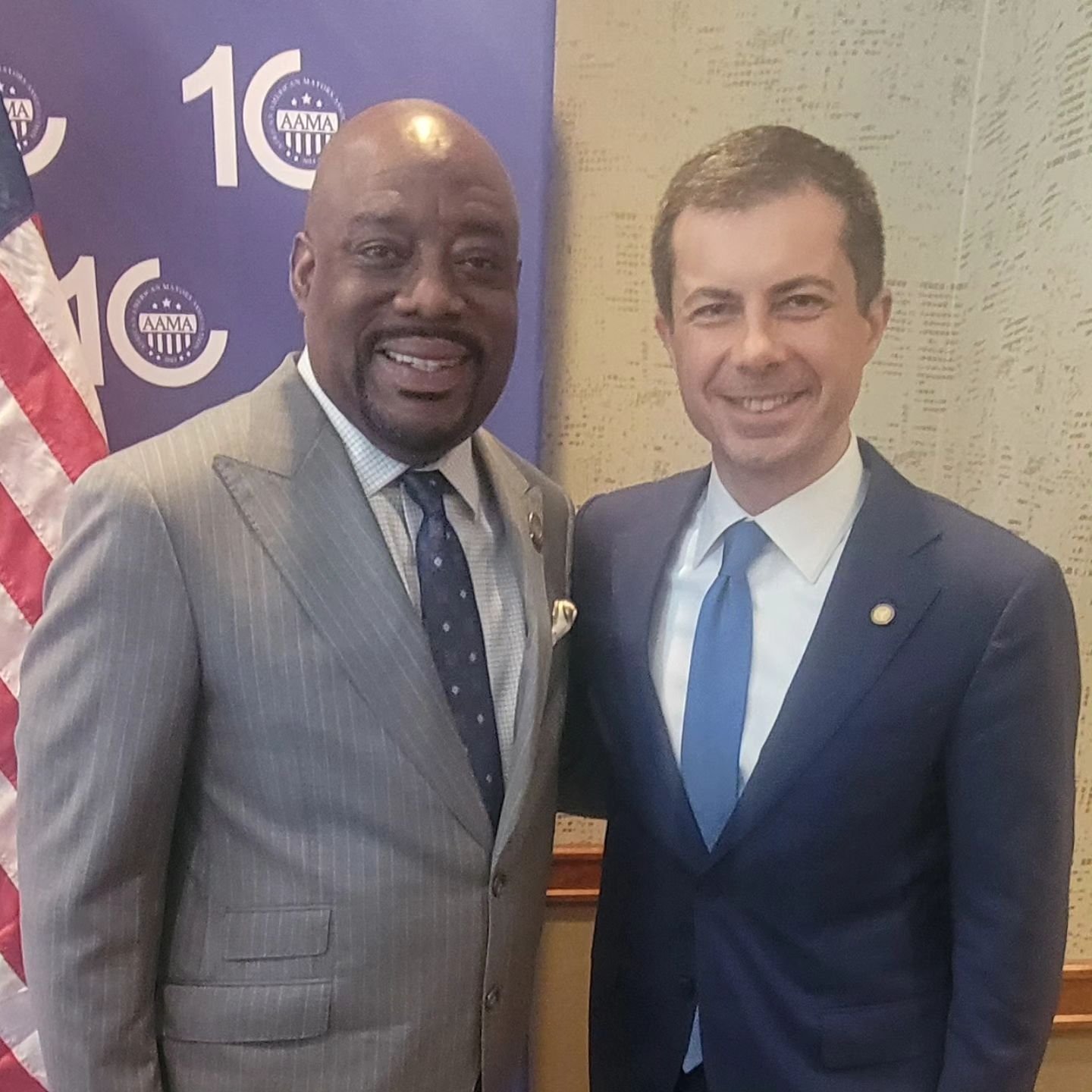 On Friday, I was happy to meet with Secretary Pete Buttigieg at the African American Mayors Association Conference to thank him and the #BidenAdministration for Savannah's $1.8 million Reconnecting Communities and Neighborhoods planning grant to remo