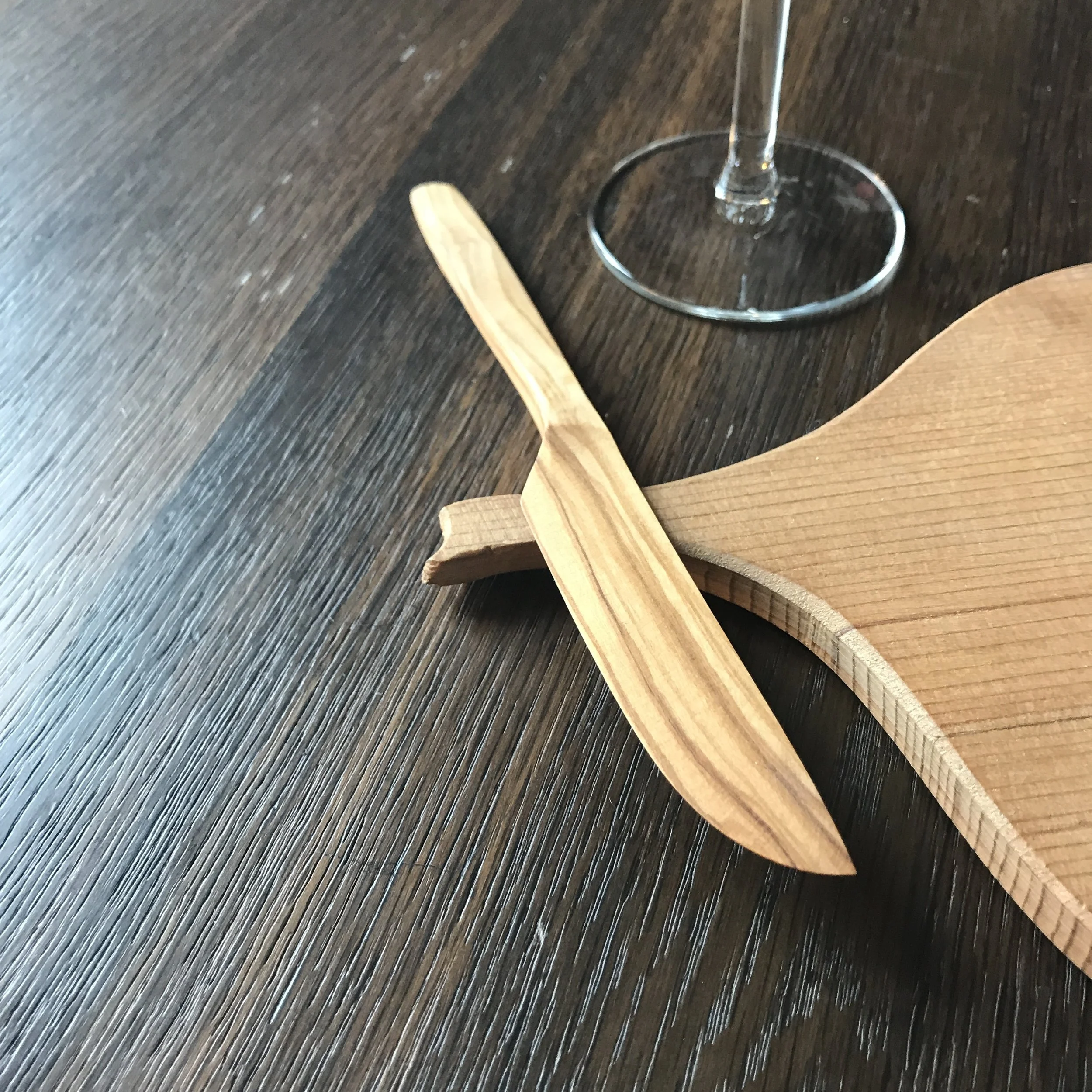 Couteau en bois d'olivier et son plateau en bois d'olivier de My Byzance