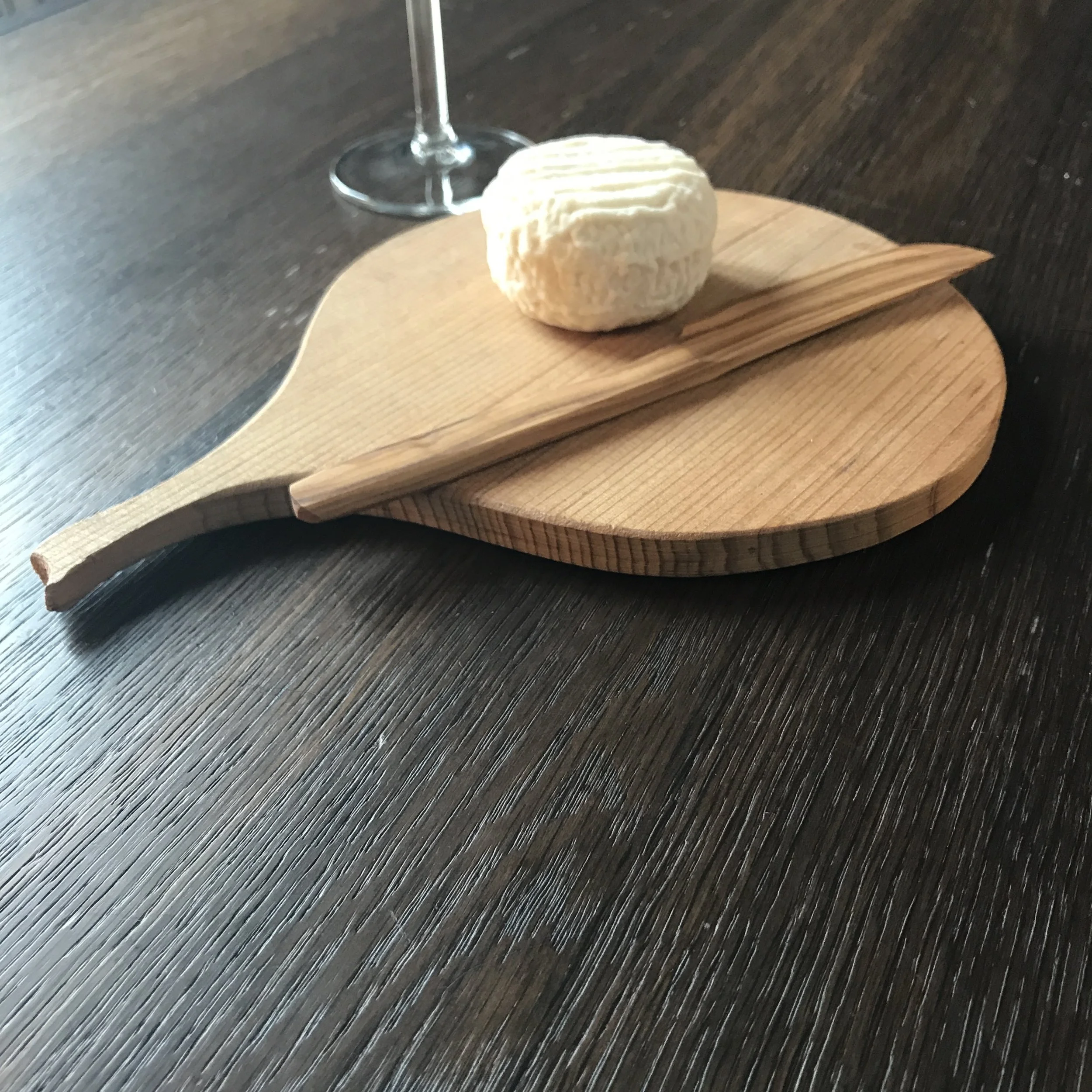 Couteau en bois d'olivier avec plateau et fromage de chèvre de My Byzance