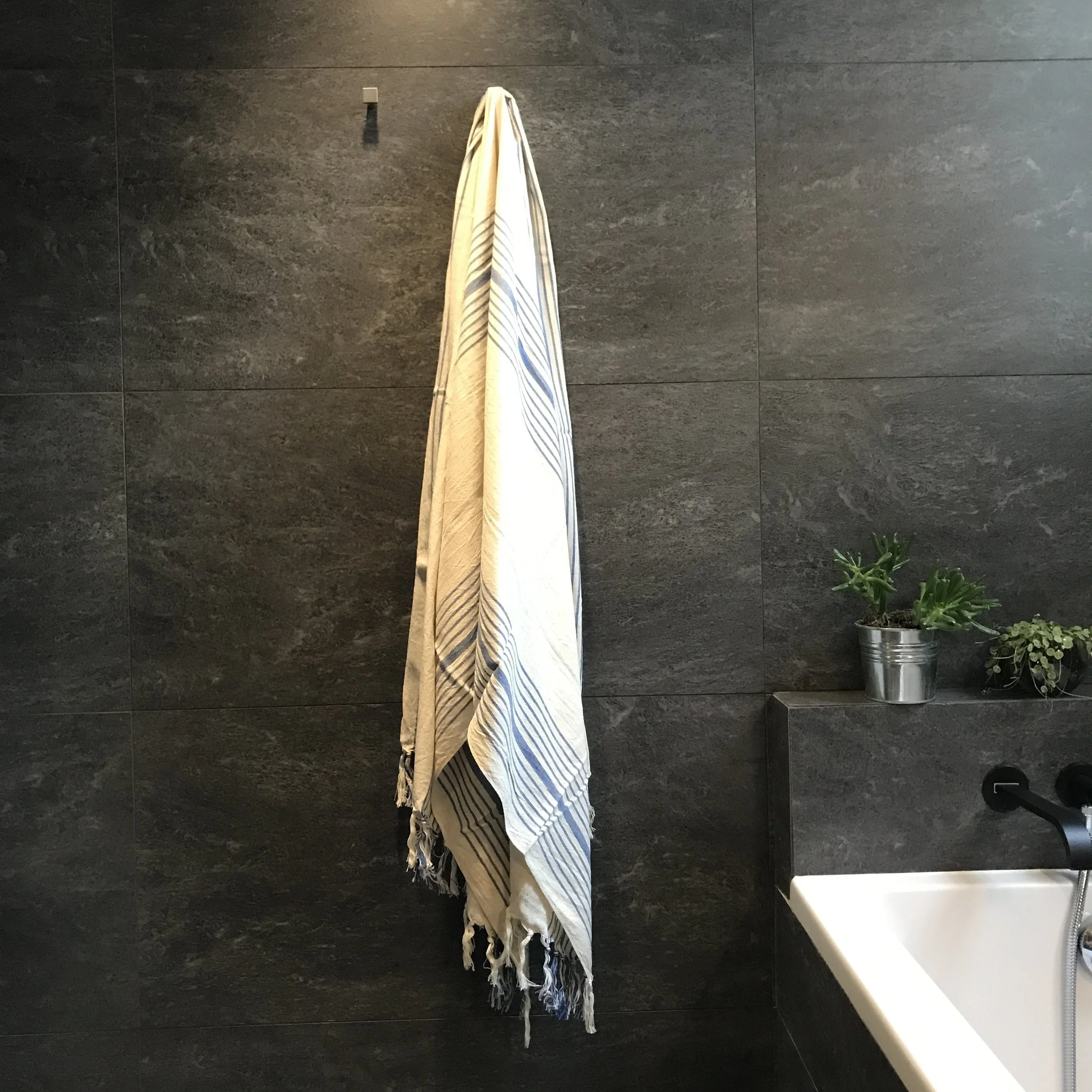 Fouta lin et coton naturel à bandes bleues dépliée de My Byzance