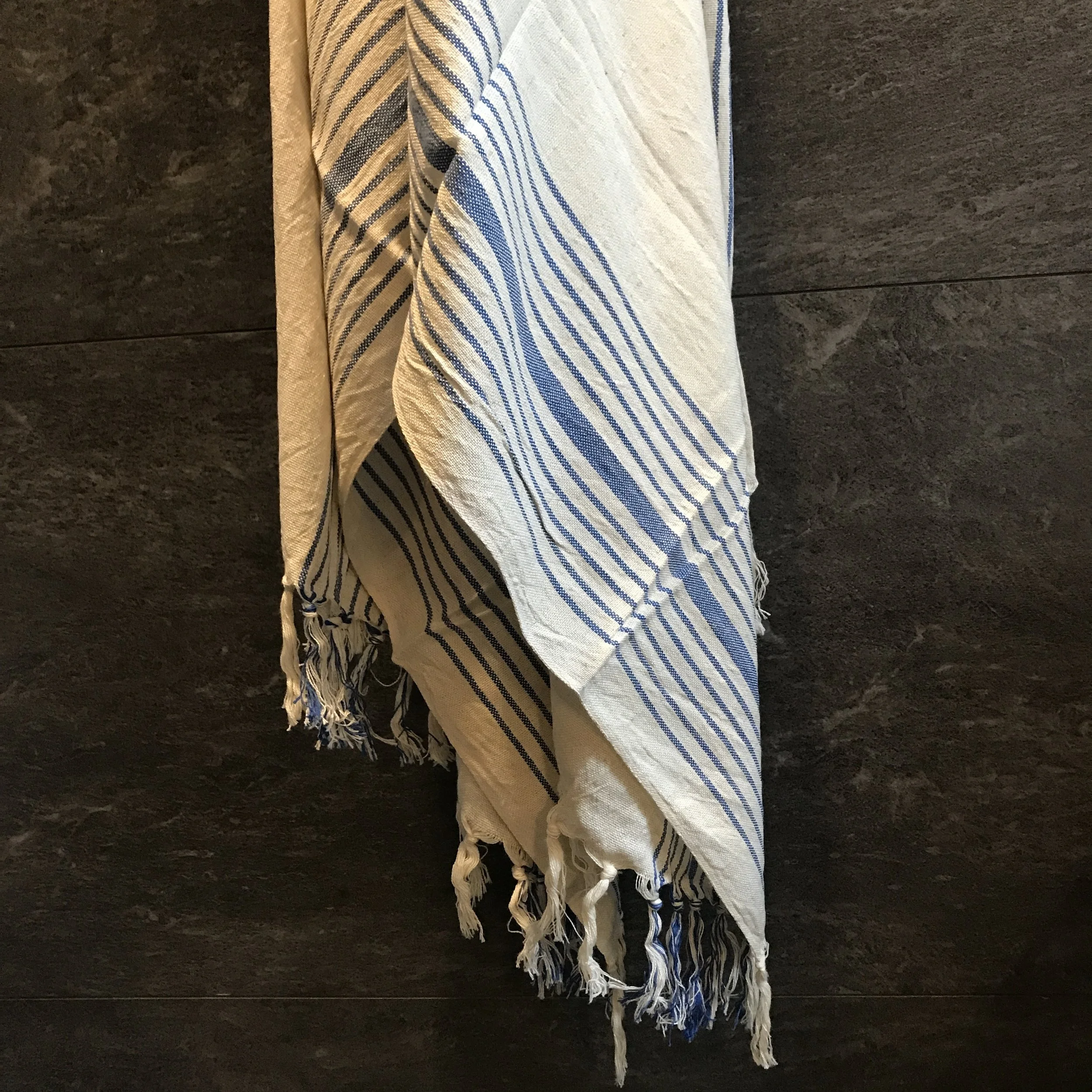 Détail Fouta lin et coton naturel à bandes bleues de My Byzance