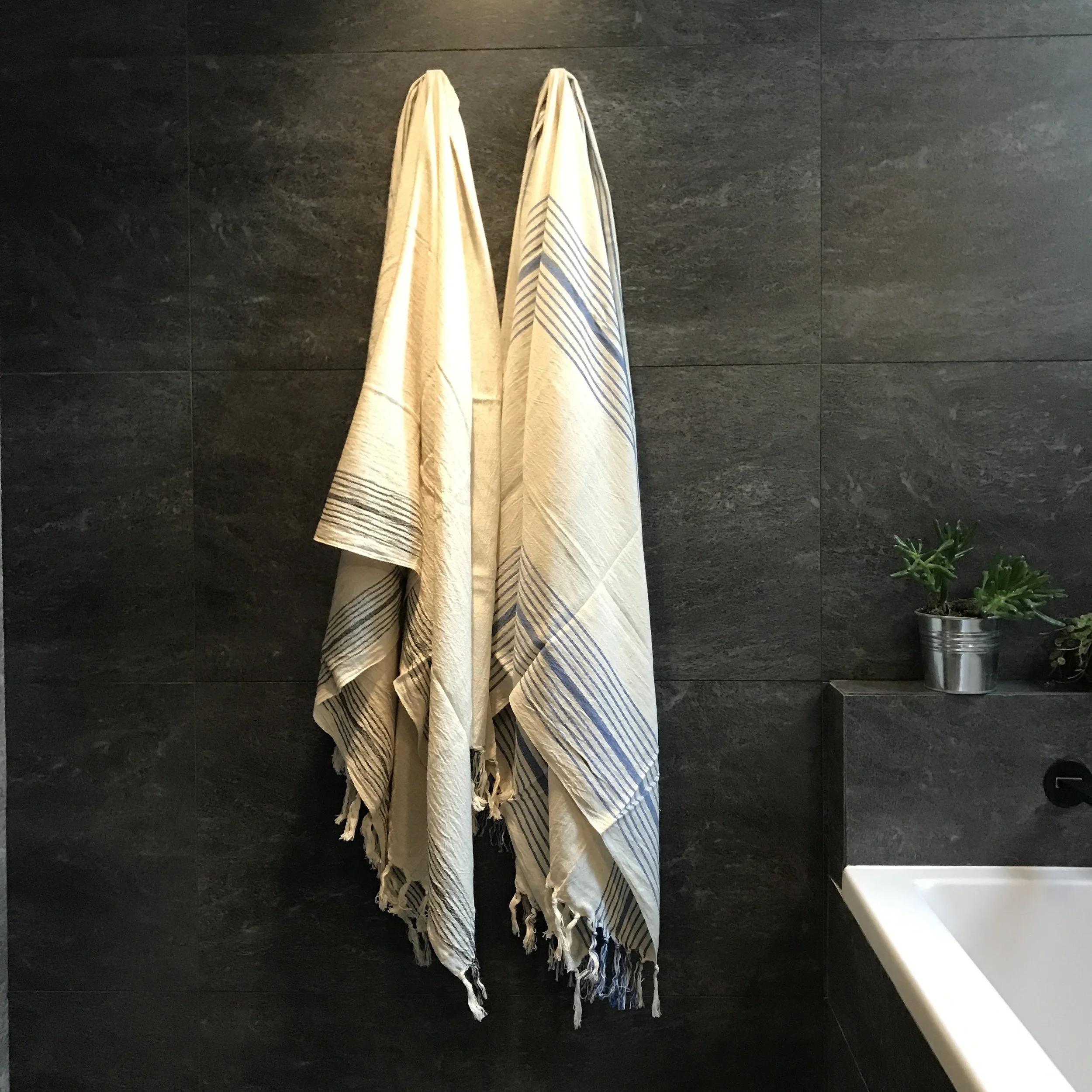 Ensemble Foutas lin et coton naturel à bandes bleues et noires dépliées de My Byzance