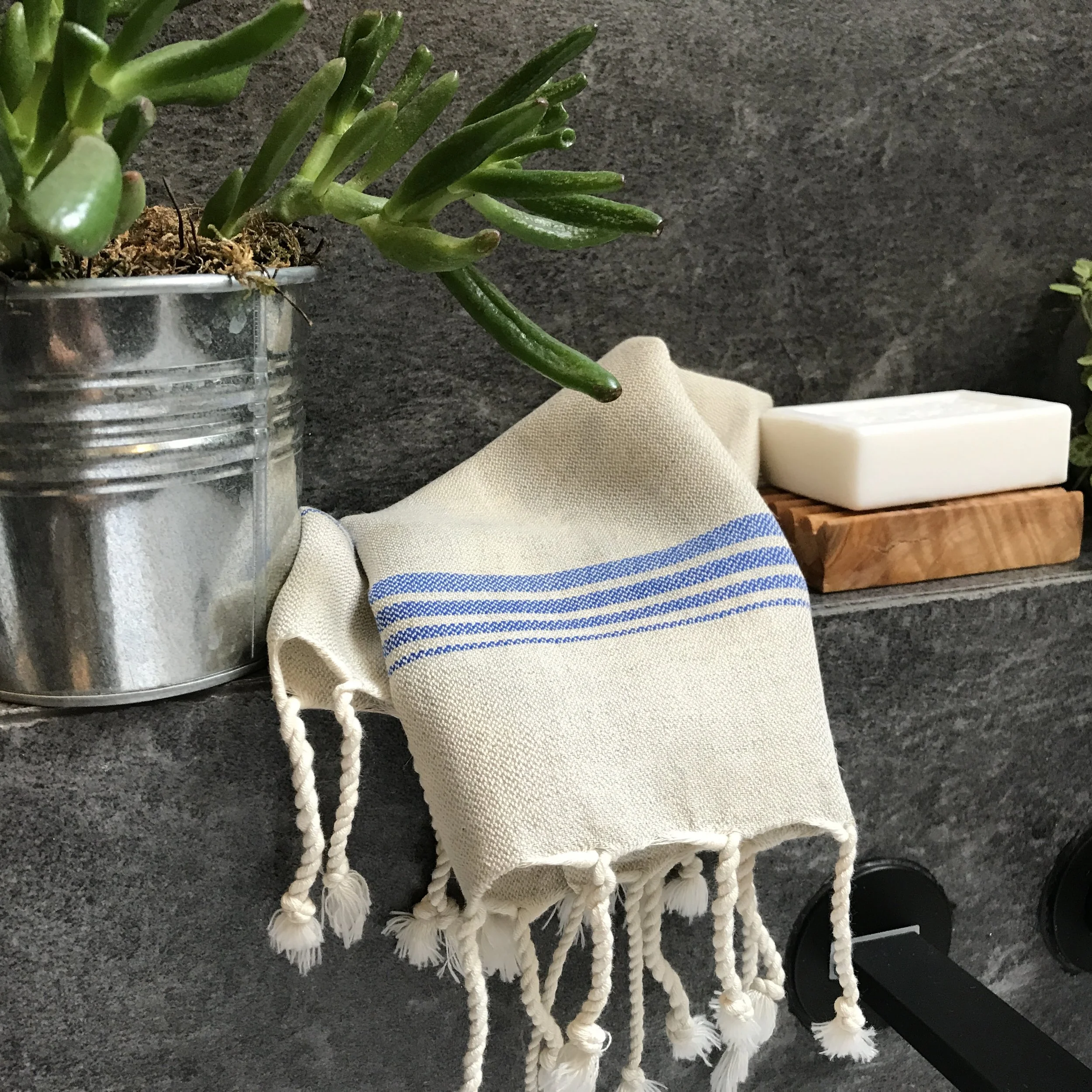 Essuie-mains lin et coton bleu avec savon de hamam et porte-savon en bois d'olivier de My Byzance