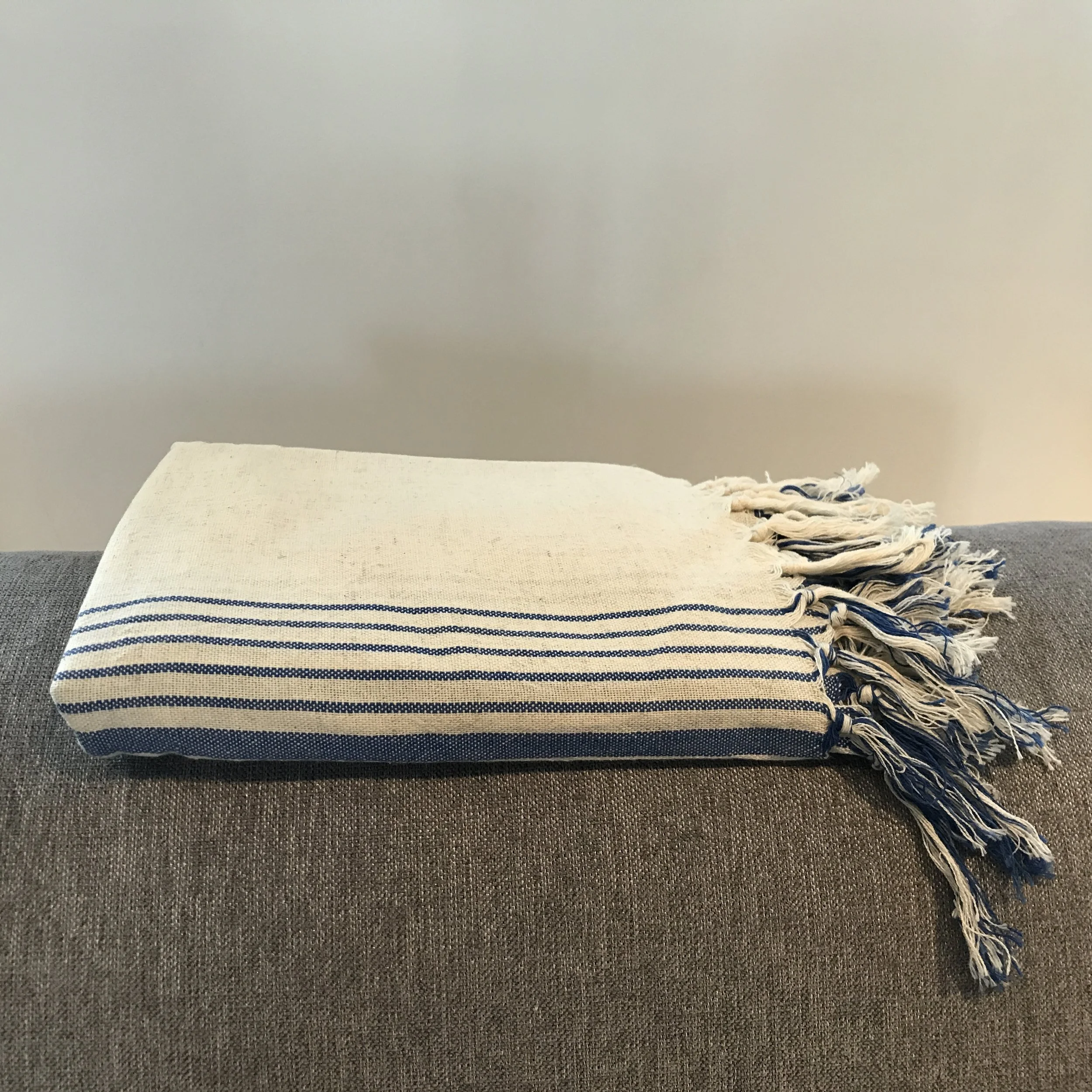 Fouta lin et coton naturel à bandes bleues pliée de My Byzance
