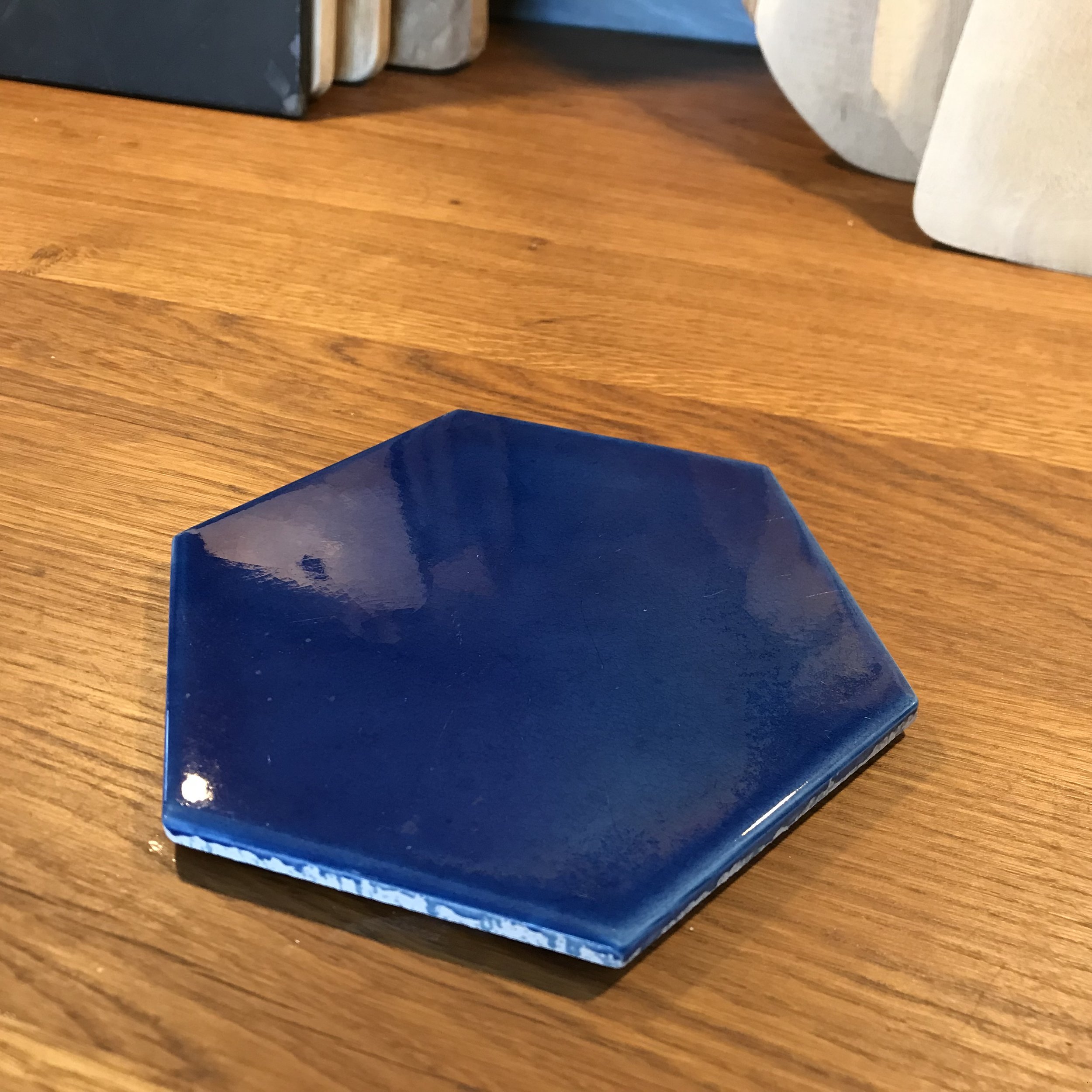 Dessous de plat en carreau d’Iznik hexagonal indigo de My Byzance
