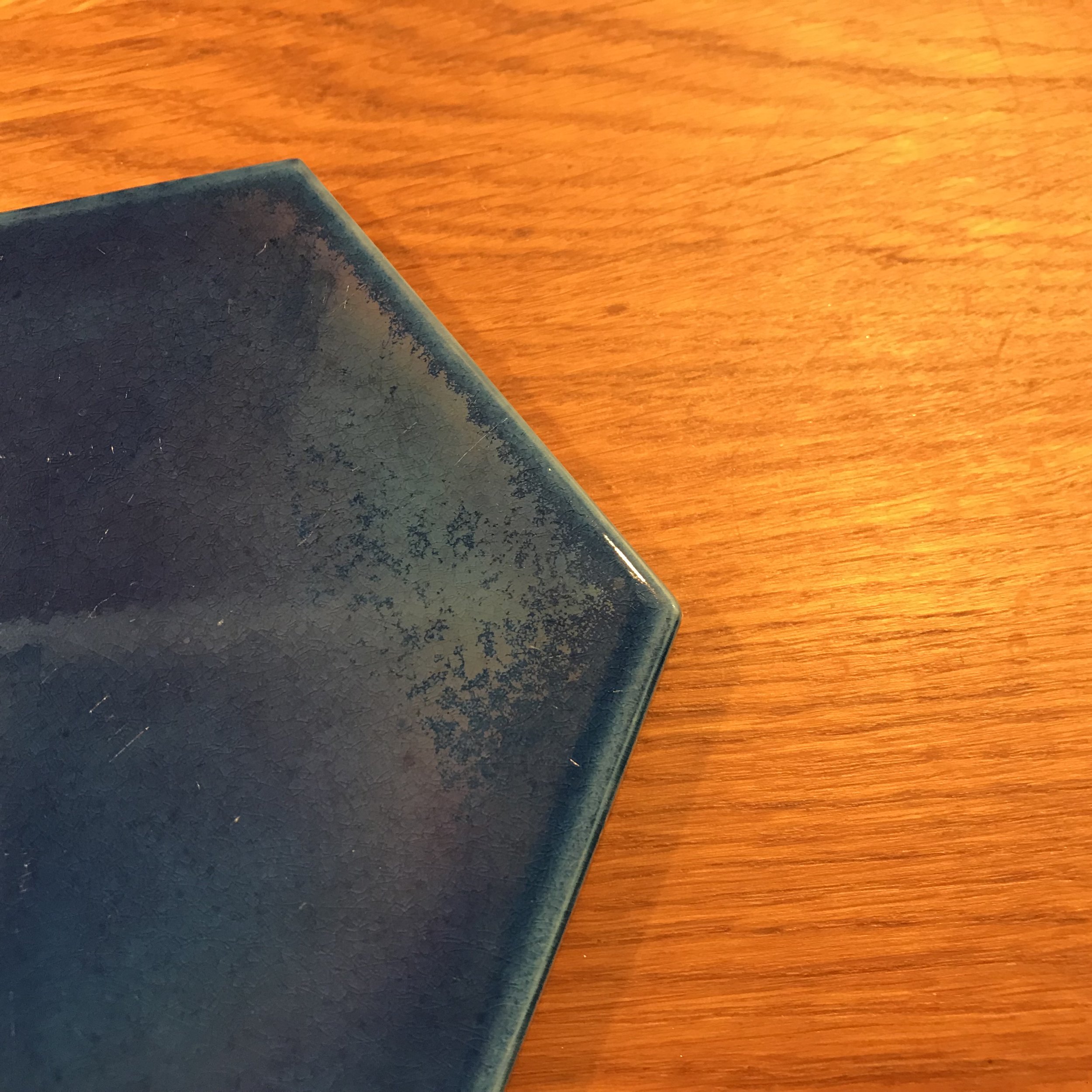 Dessous de plat en carreau d’Iznik hexagonal indigo de My Byzance