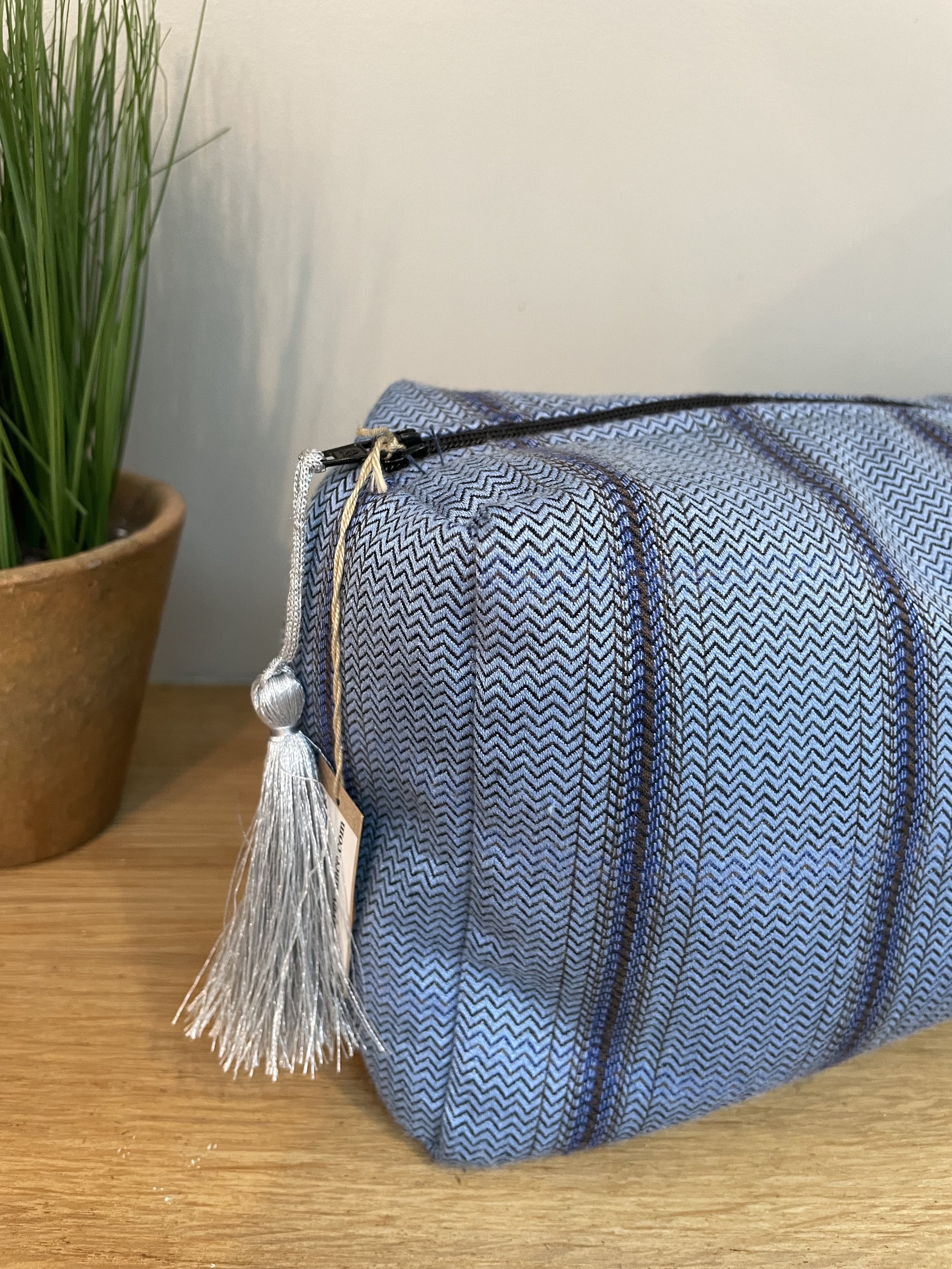Trousse de toilette en tissus de costume bleu recyclé de My Byzance