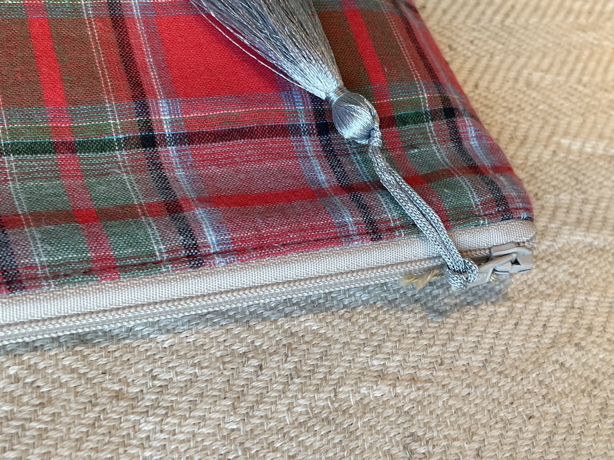 Pochette écossaise rouge et verte en tissus recyclé de My Byzance