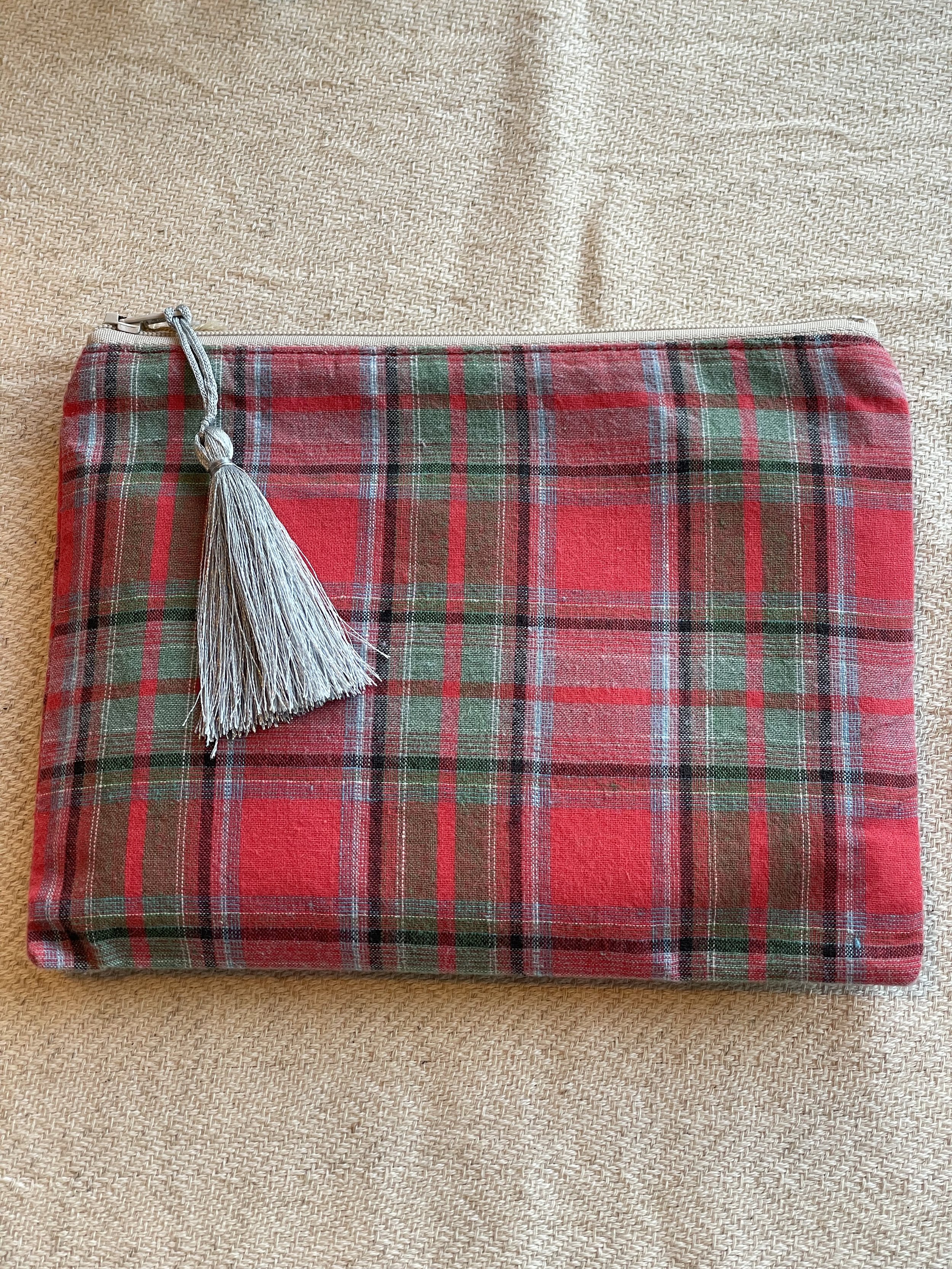 Pochette écossaise rouge et verte en tissus recyclé de My Byzance