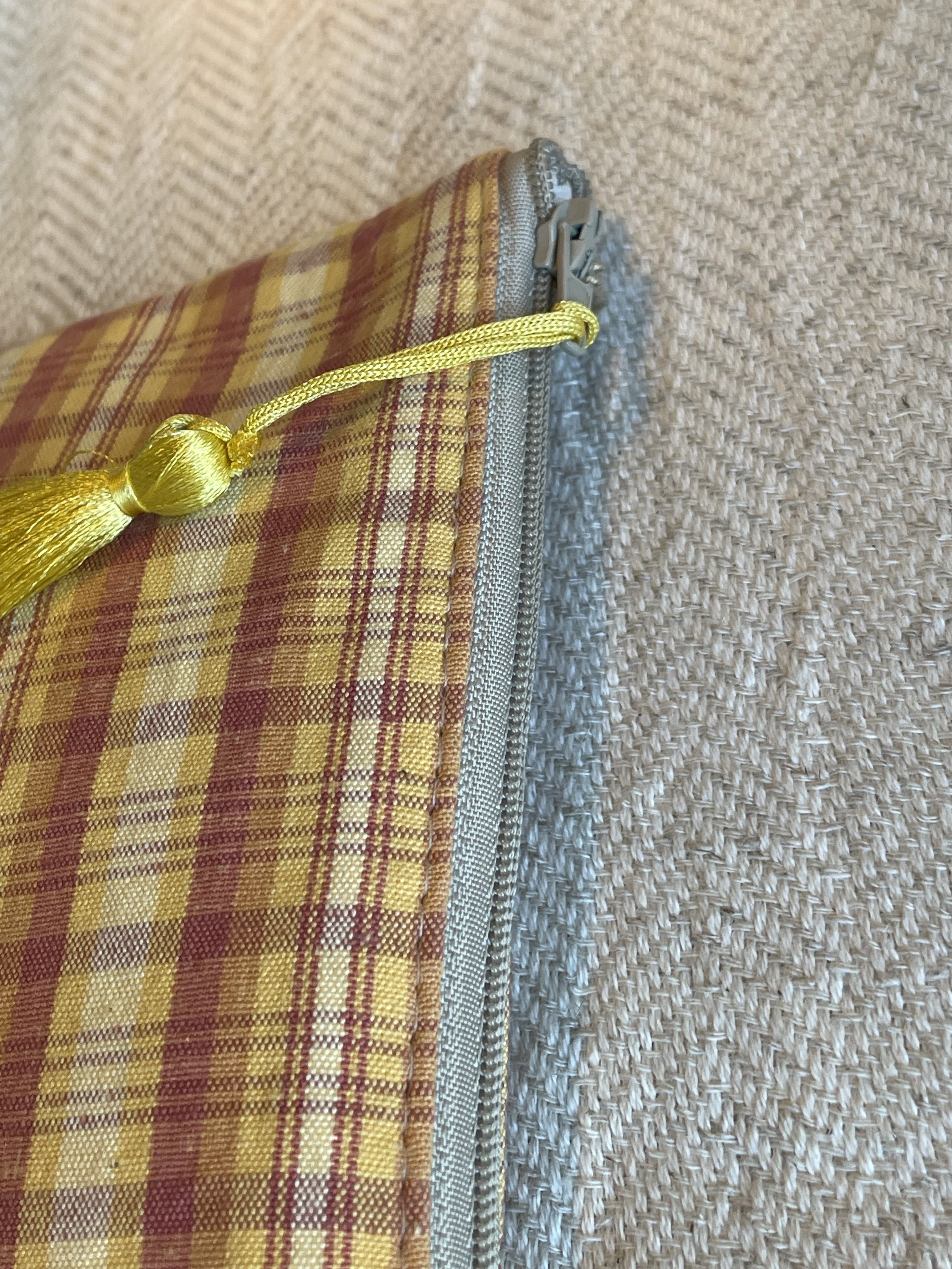 Pochette écossaise jaune et orange en tissus recyclé de My Byzance