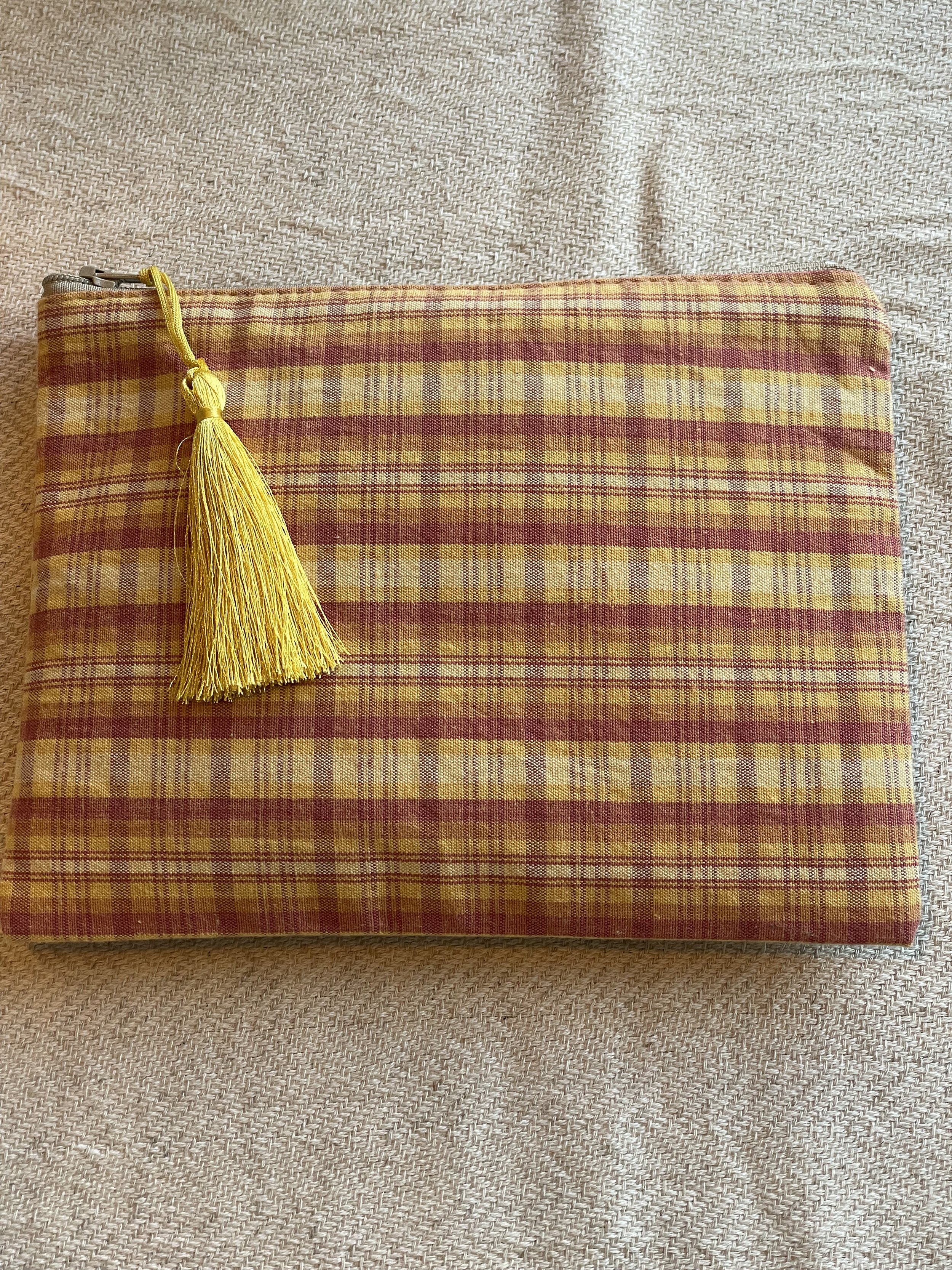 Pochette écossaise jaune et orange en tissus recyclé de My Byzance