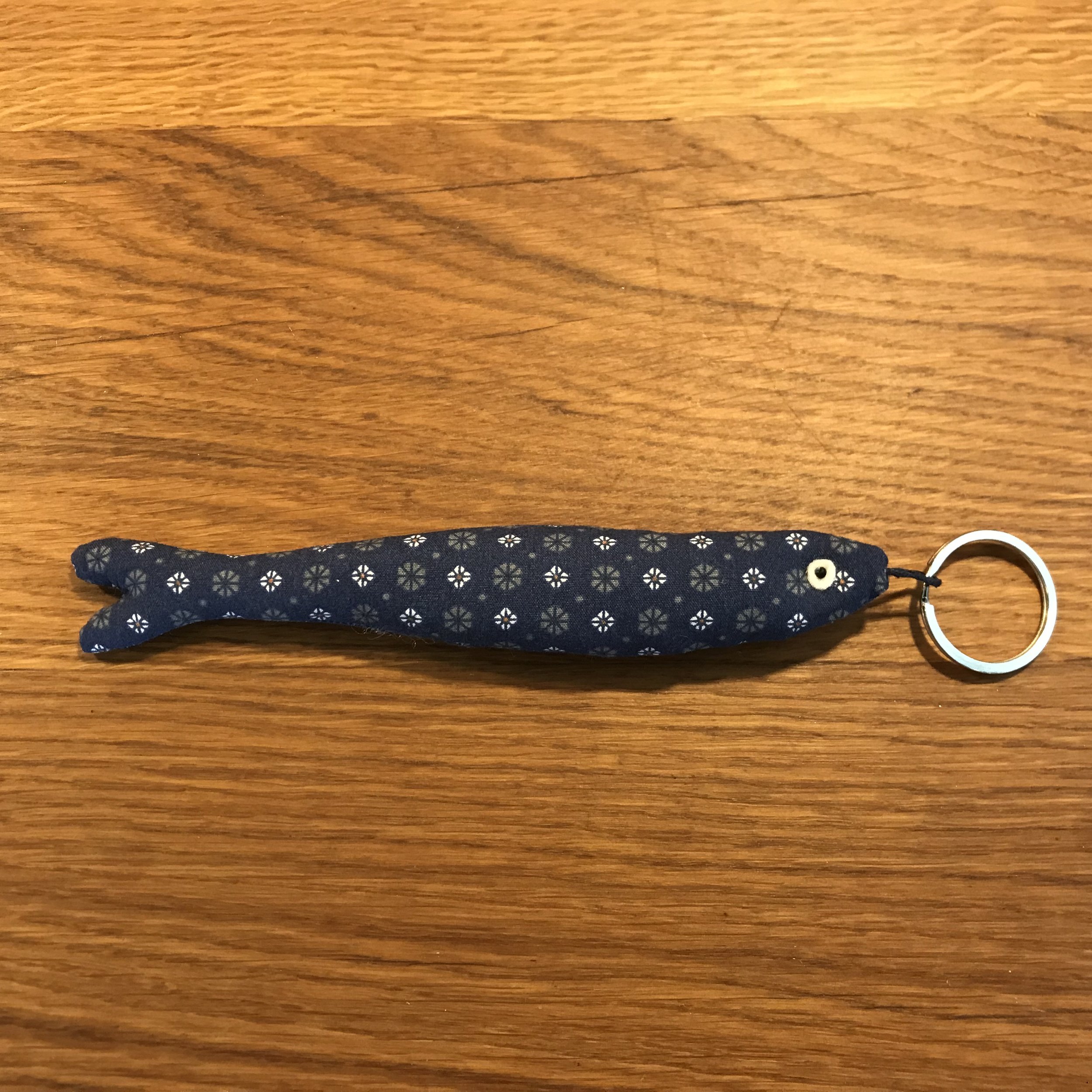 Porte-clé poisson bleu à fleurs blanches et taupes de My Byzance