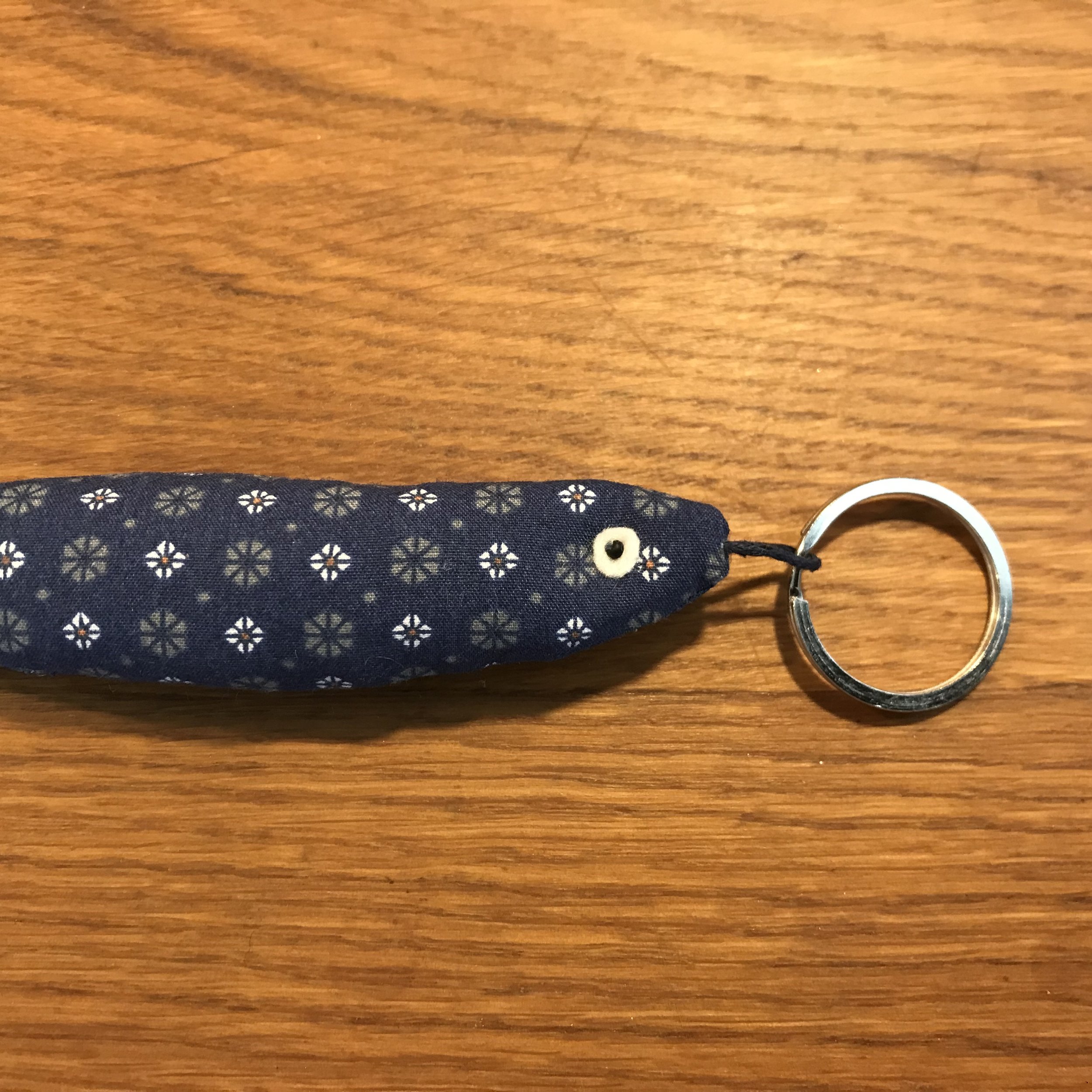 Porte-clé poisson bleu à fleurs blanches et taupes de My Byzance