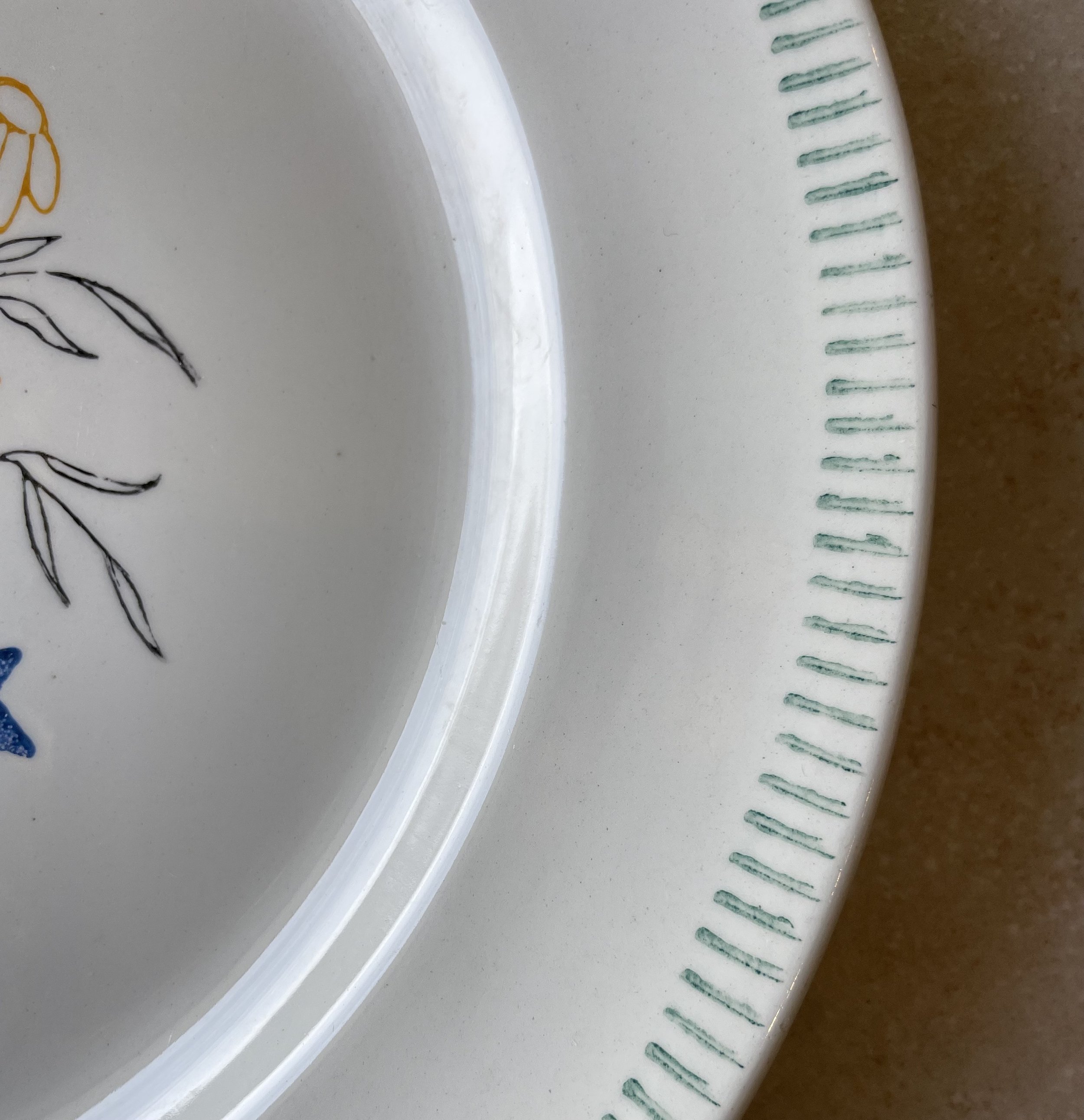 Plat rond porcelaine blanche à fleurs et tirets verts De My Byzance Broc