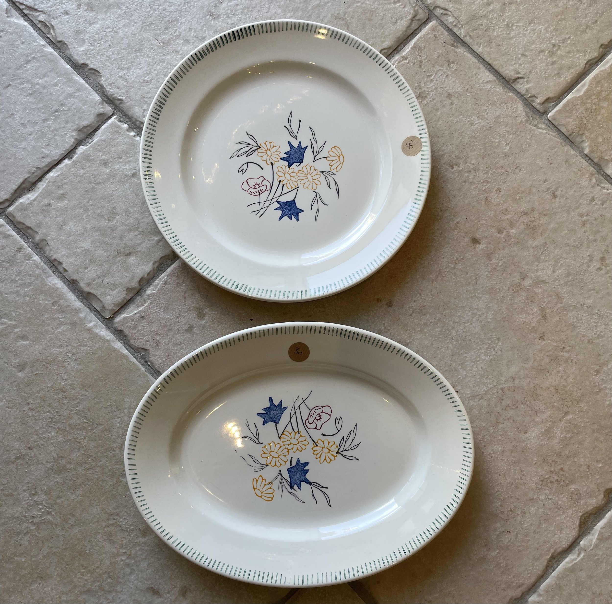 Plat rond porcelaine blanche à fleurs et tirets verts de My Byzance Broc