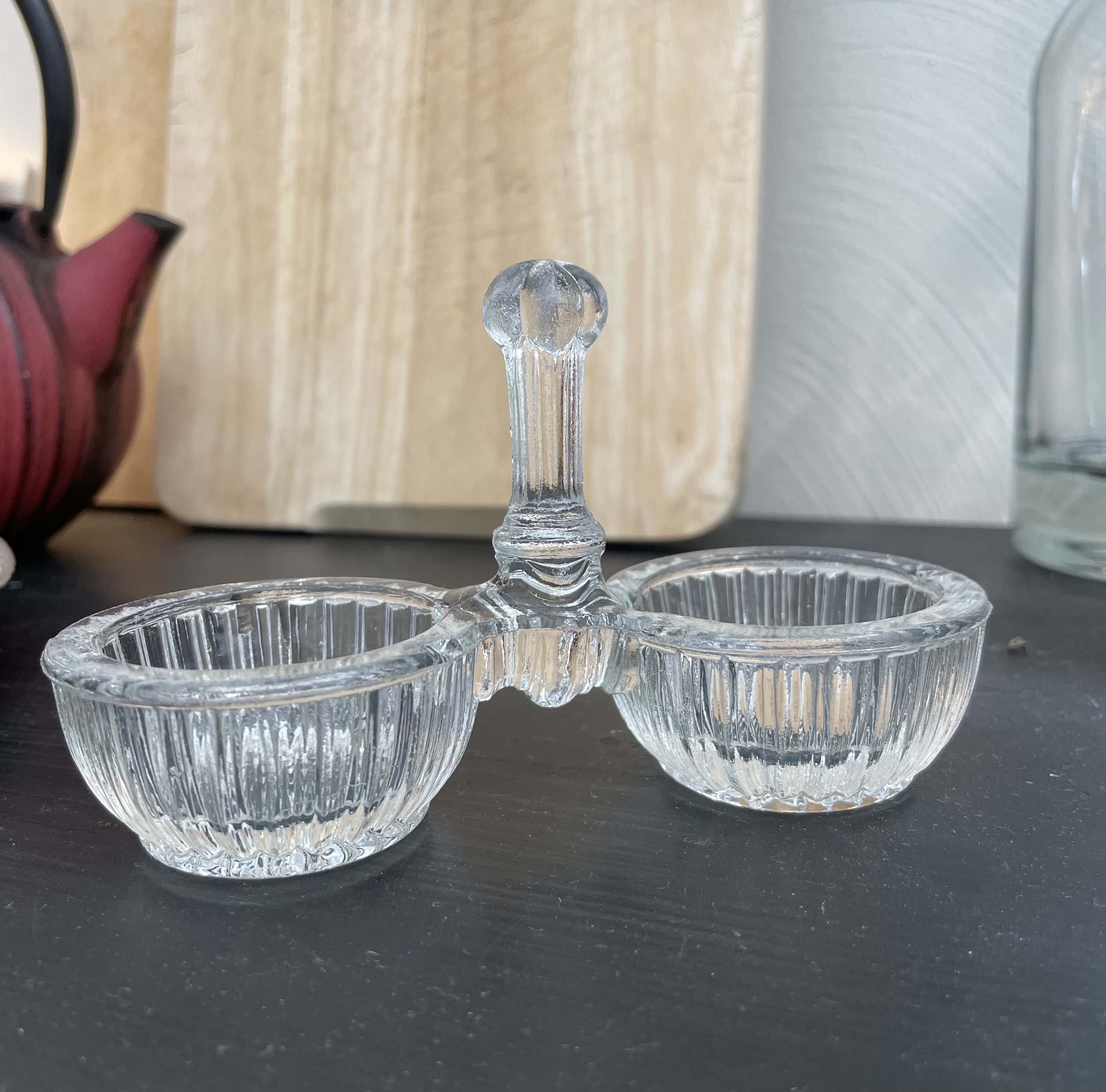 Salière poivrière de table avec prise centrale en verre