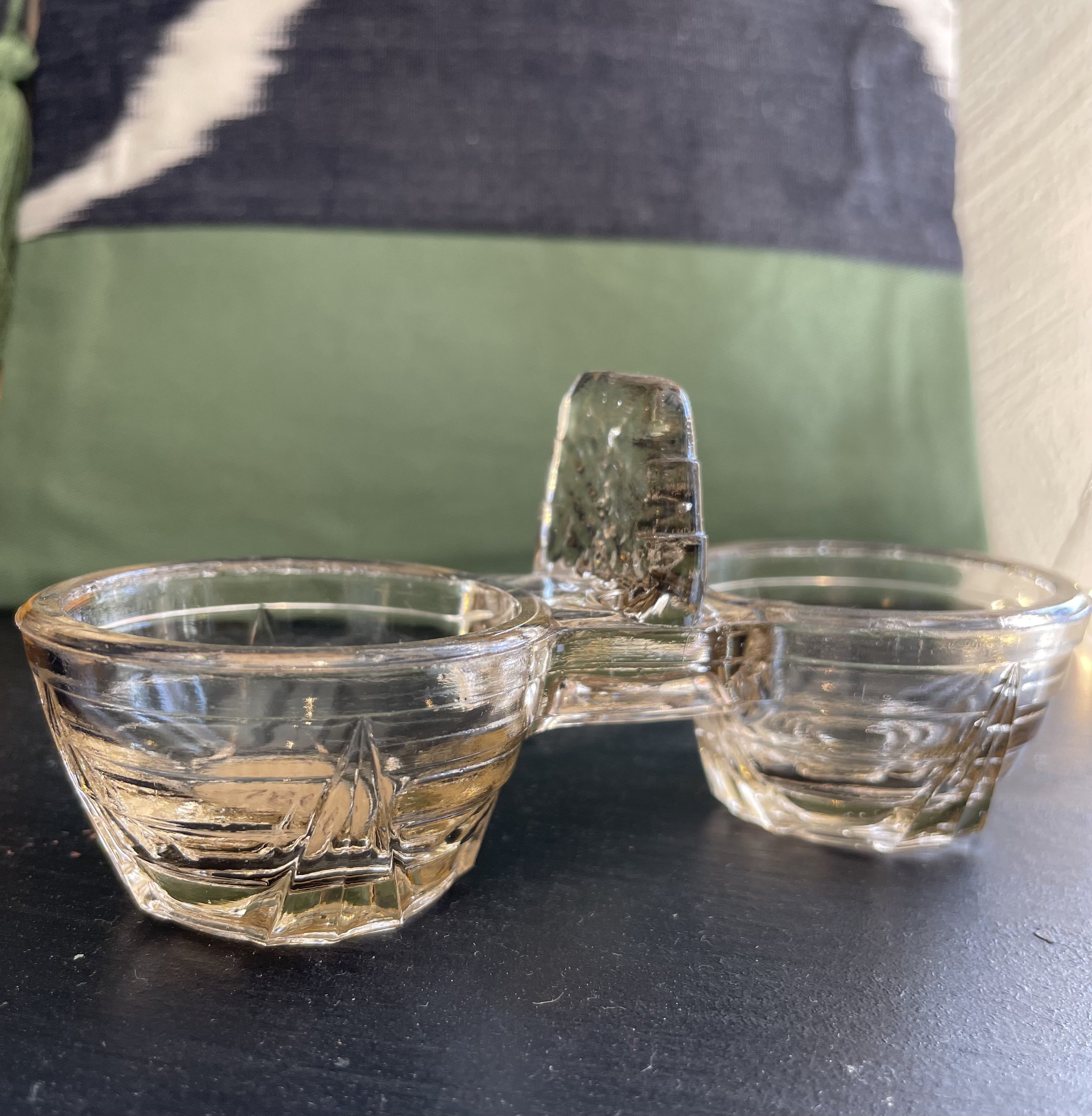 Salière poivrière de table avec prise centrale en verre rosé