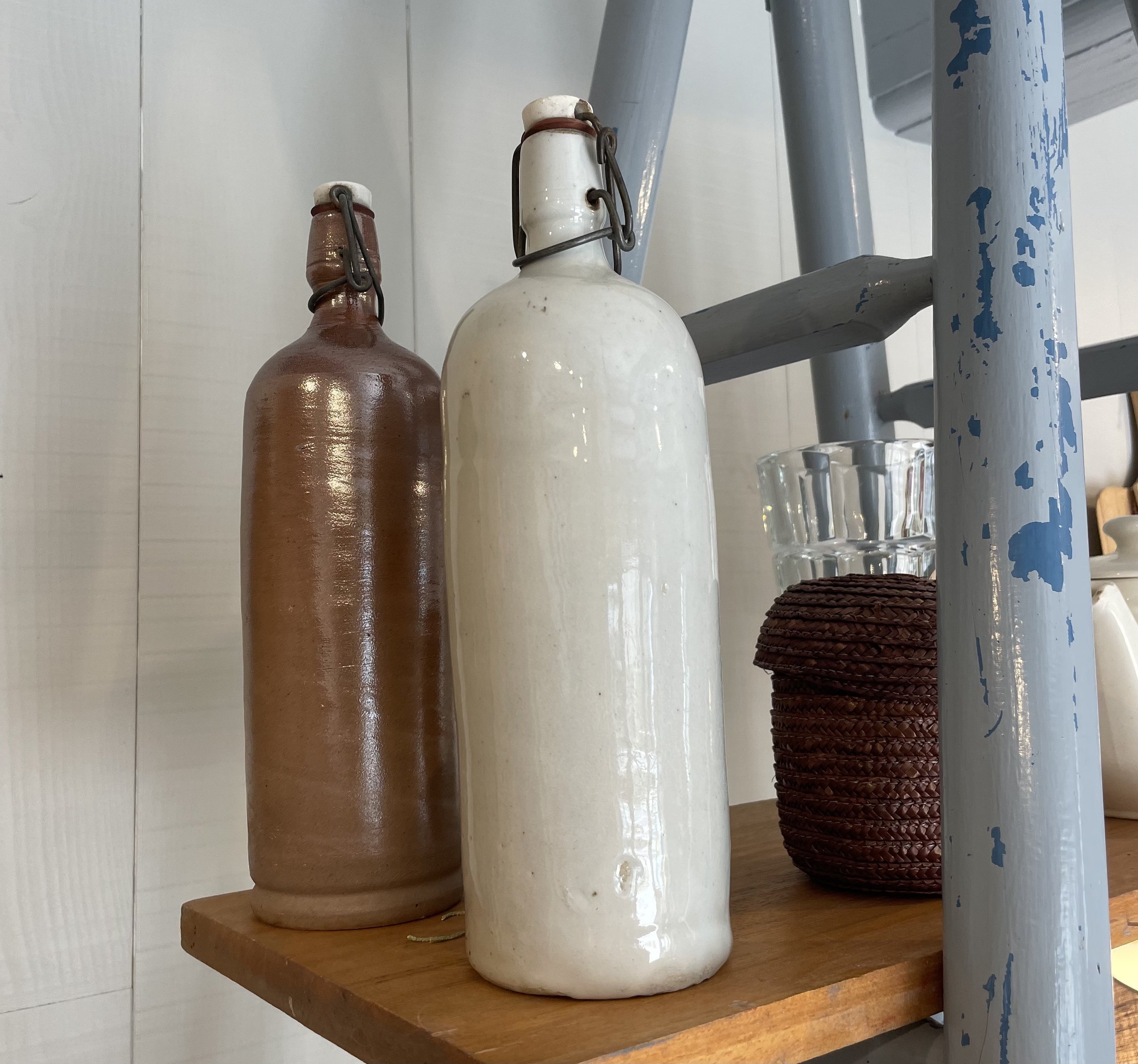 Bouteille à liqueur ancienne en grès gris clair