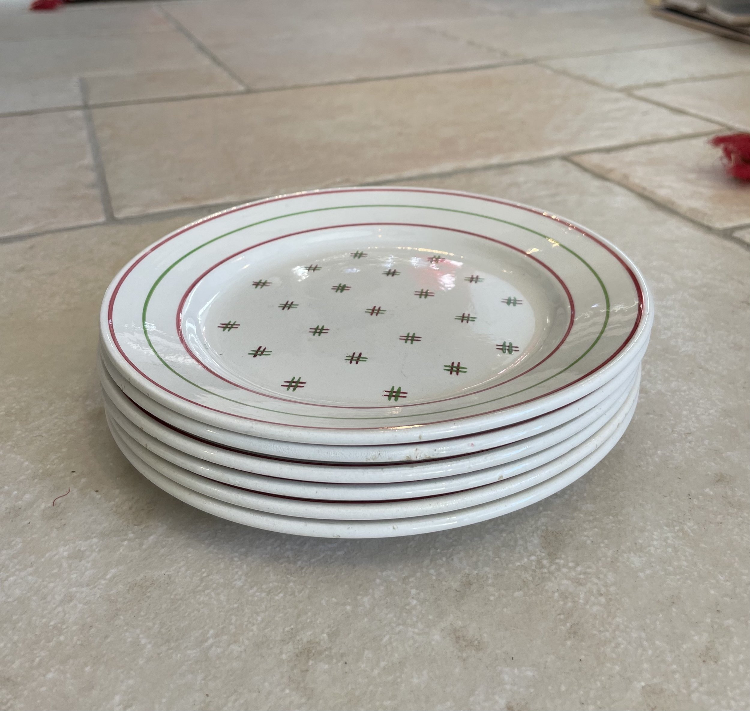 Série de 6 assiettes à dessert croix rouges et vertes D18,5 cm