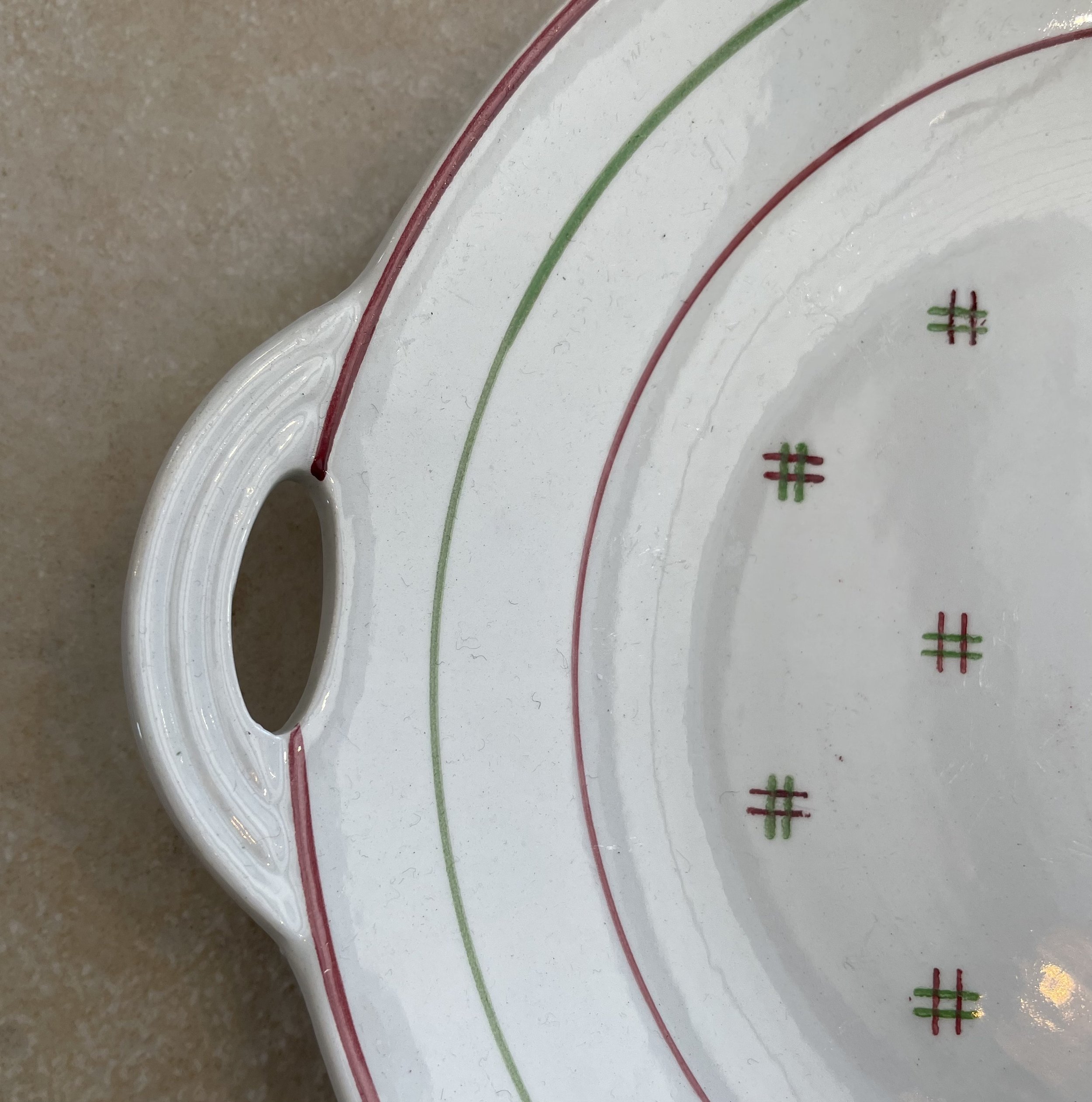 Plat à gâteau rond croix rouges et vertes D27 cm De My Byzance Broc