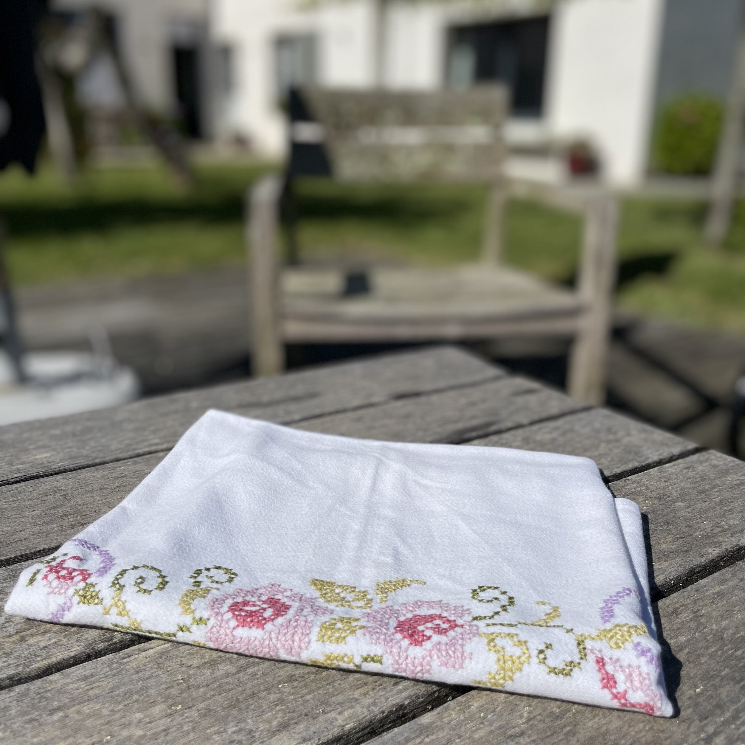 Petite nappe carrée ancienne blanche motifs fleuris aux points de croix 76 x 76