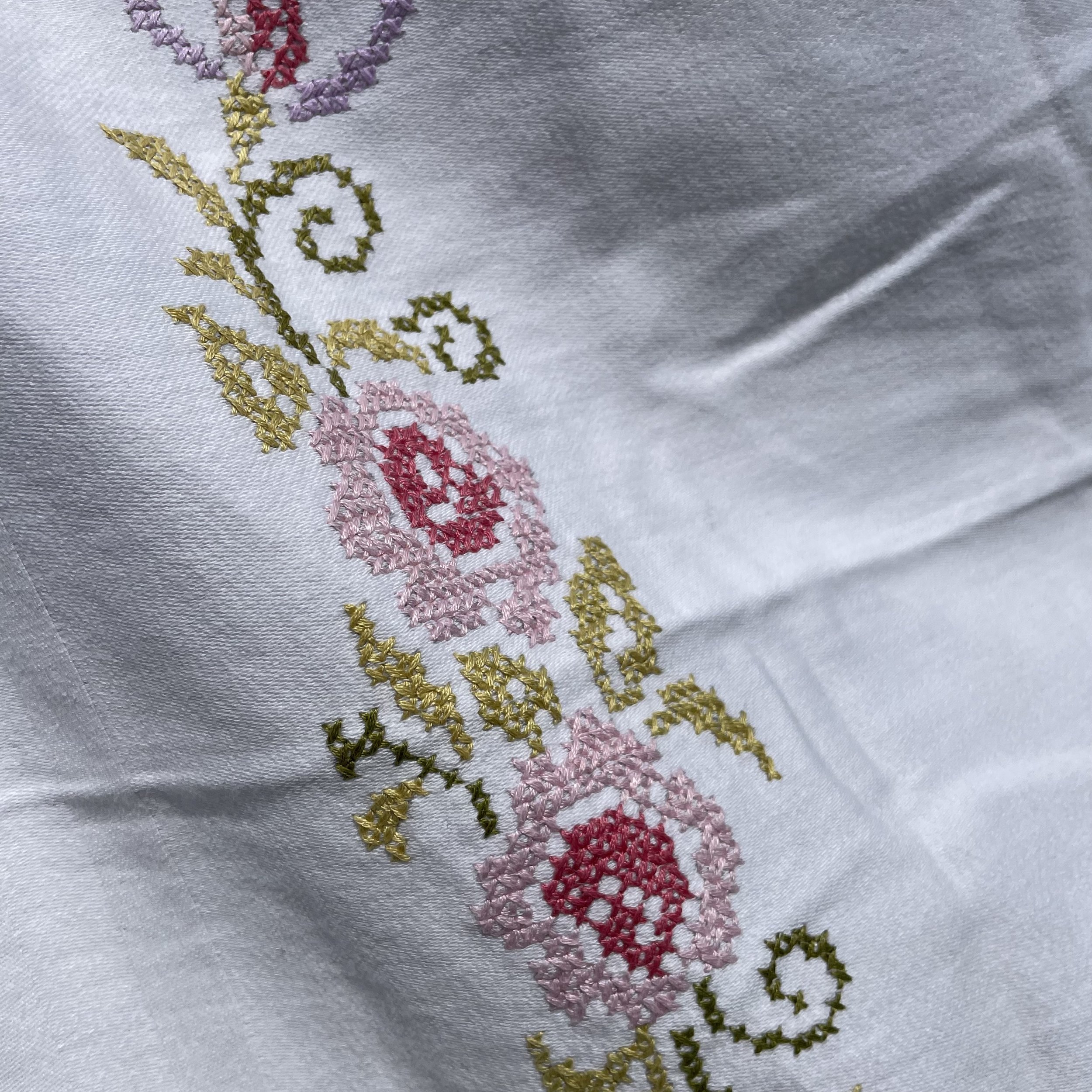 Petite nappe carrée ancienne blanche motifs fleuris aux points de croix 76 x 76 De My Byzance Broc