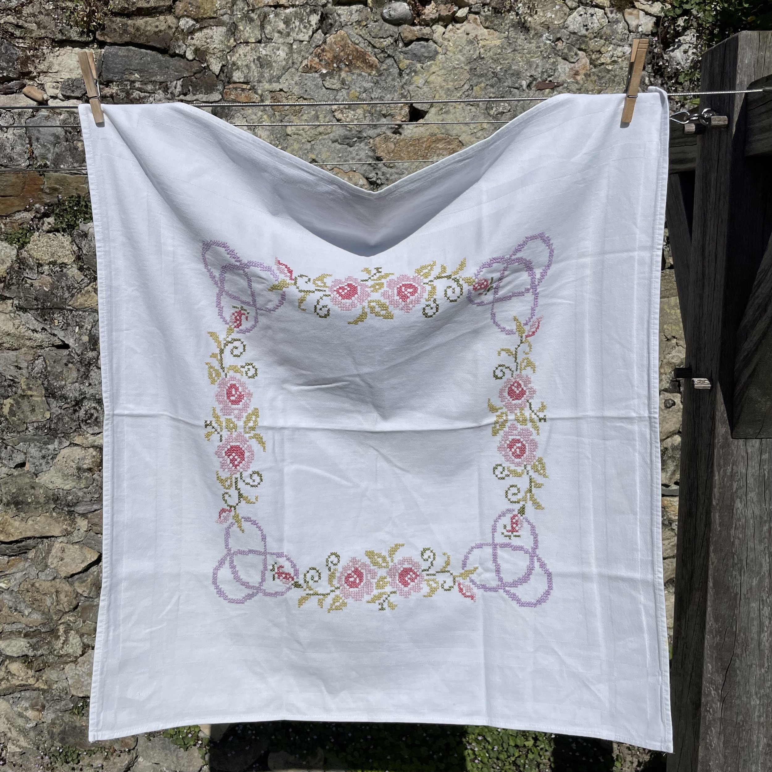 Petite nappe carrée ancienne blanche motifs fleuris aux points de croix 76 x 76 Sa My Byzance Broc