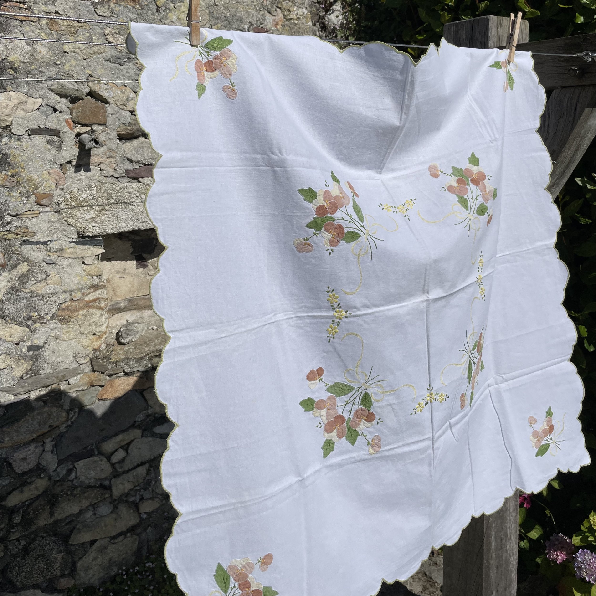 Petite nappe carrée blanche ancienne à fleurs taupe vert et jaune 78 x 78 De My Byzance Broc