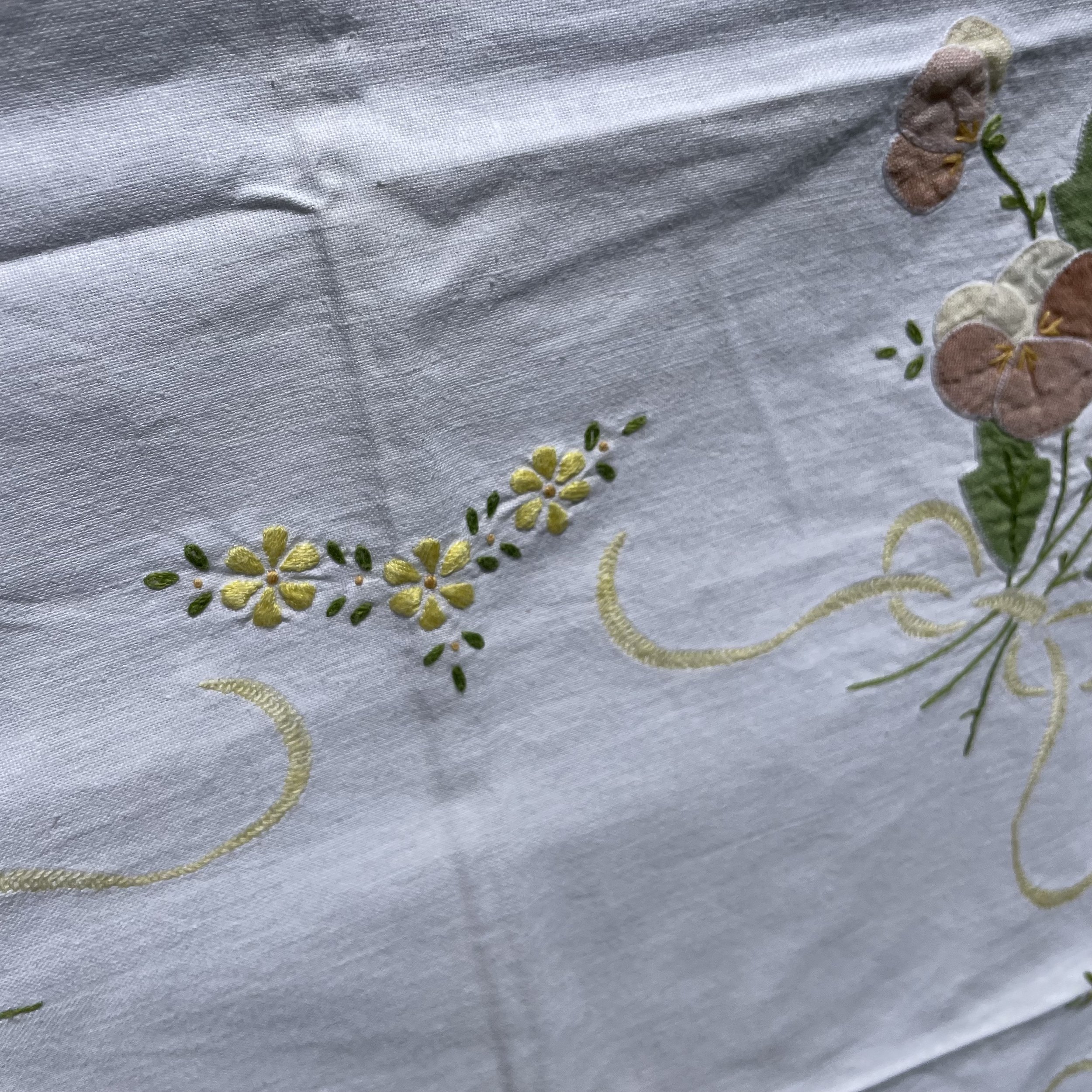 Petite nappe carrée blanche ancienne à fleurs taupe vert et jaune 78 x 78 De My Byzance Broc
