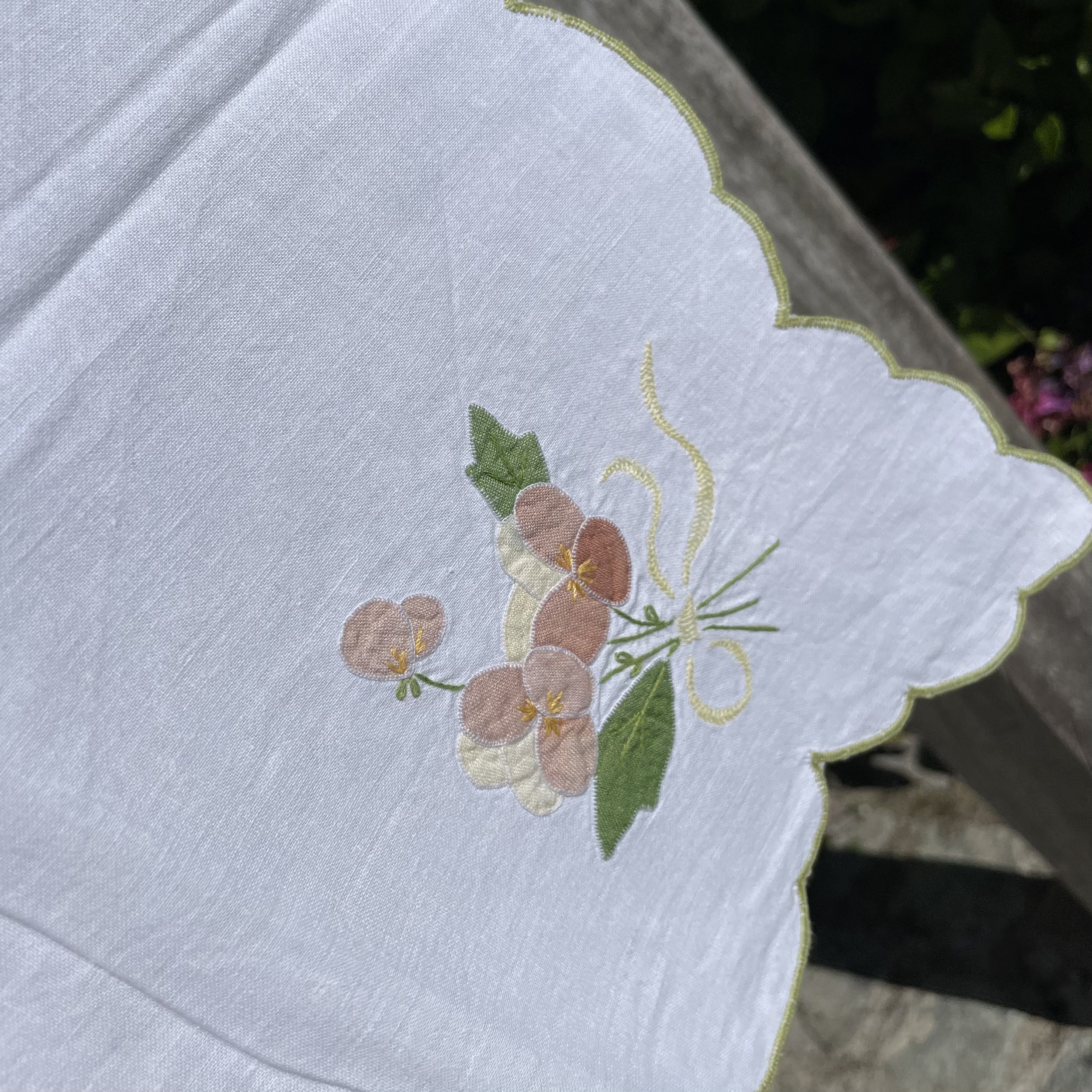 Petite nappe carrée blanche ancienne à fleurs taupe vert et jaune 78 x 78 De My Byzance Broc