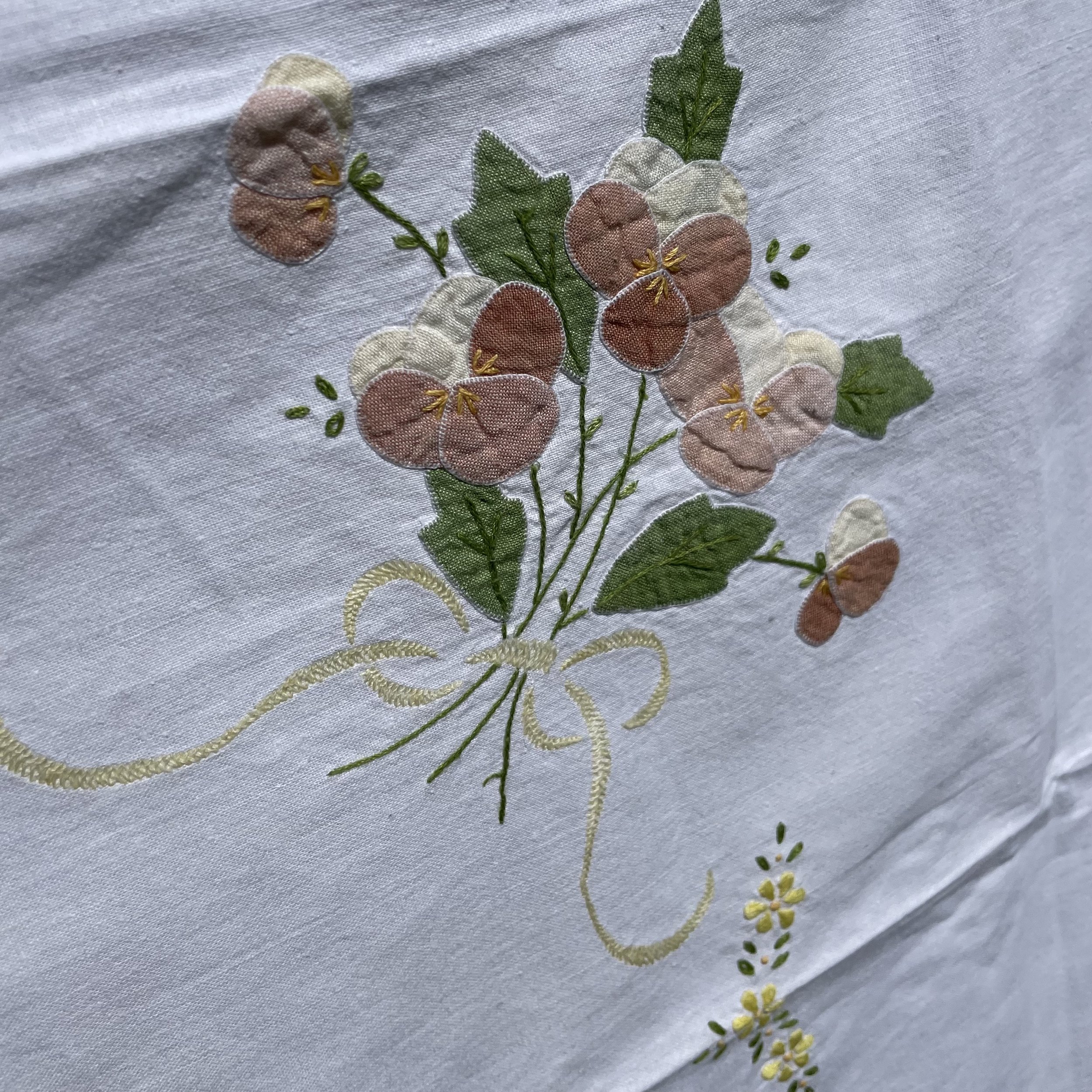 Petite nappe carrée blanche ancienne à fleurs taupe vert et jaune 78 x 78 De My Byzance Broc