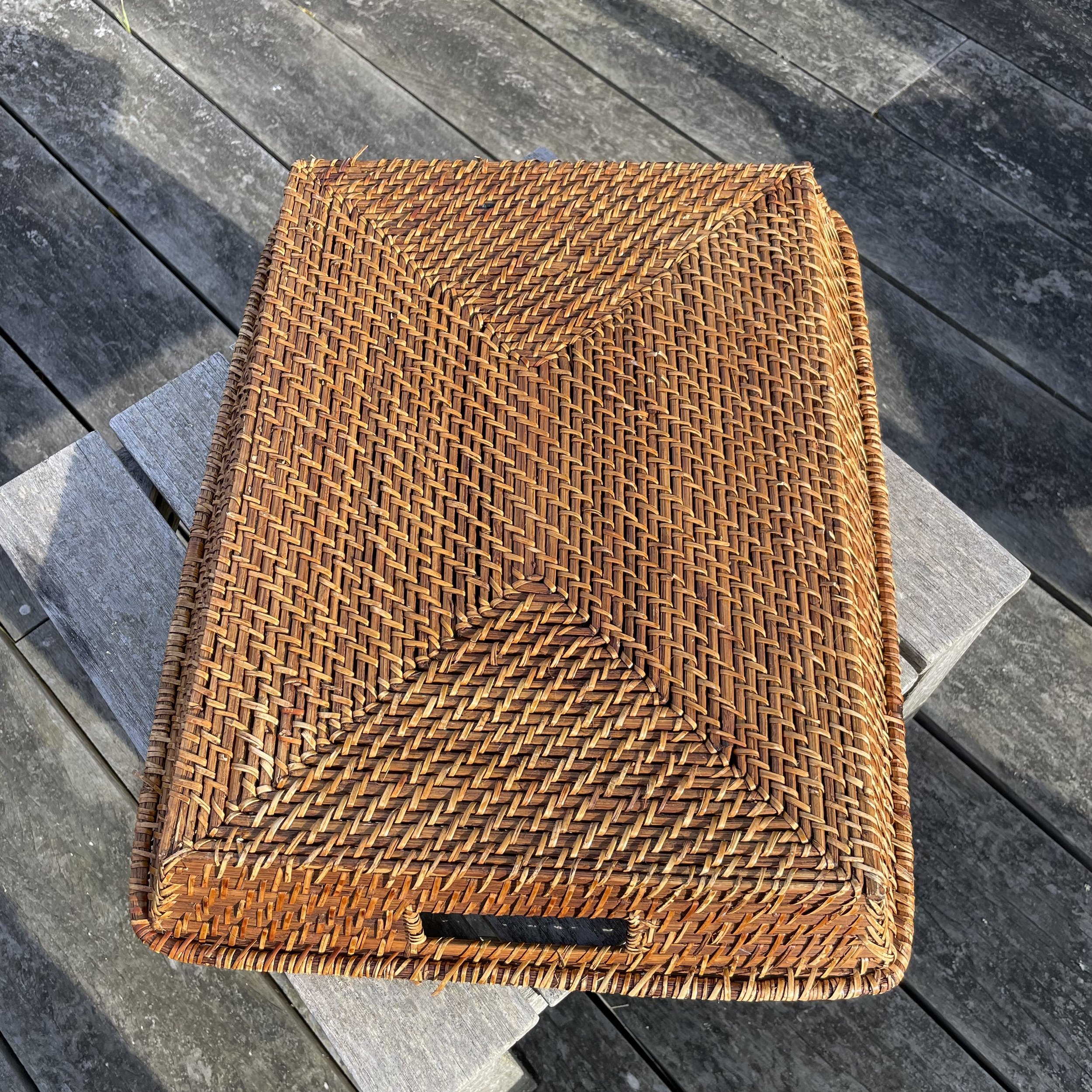 Plateau en osier rectangulaire ancien De My Byzance Broc